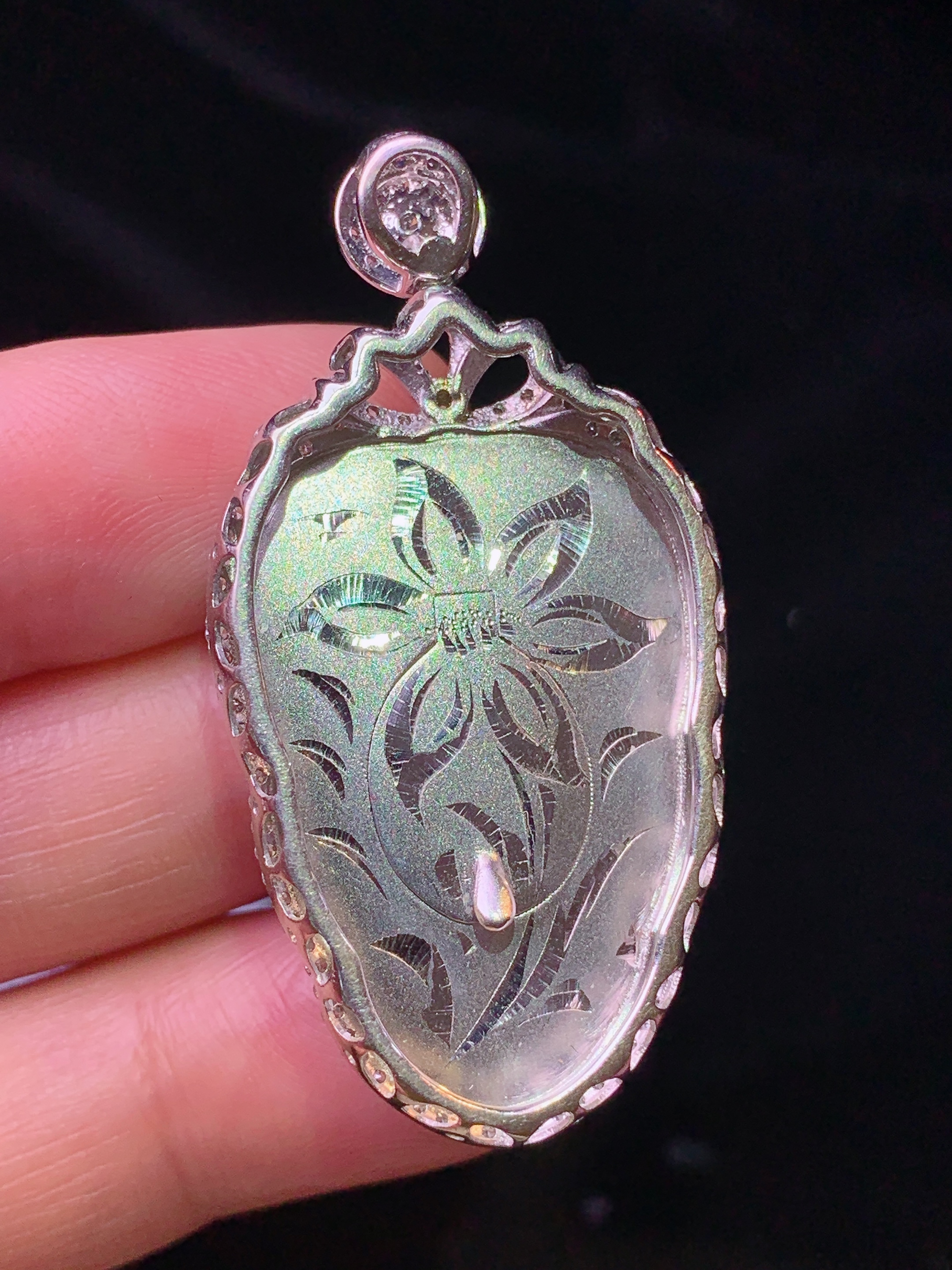 18k金钻镶嵌满绿树叶吊坠 玉质细腻 色泽艳丽 整体尺寸44.5*22.8*8.5b2