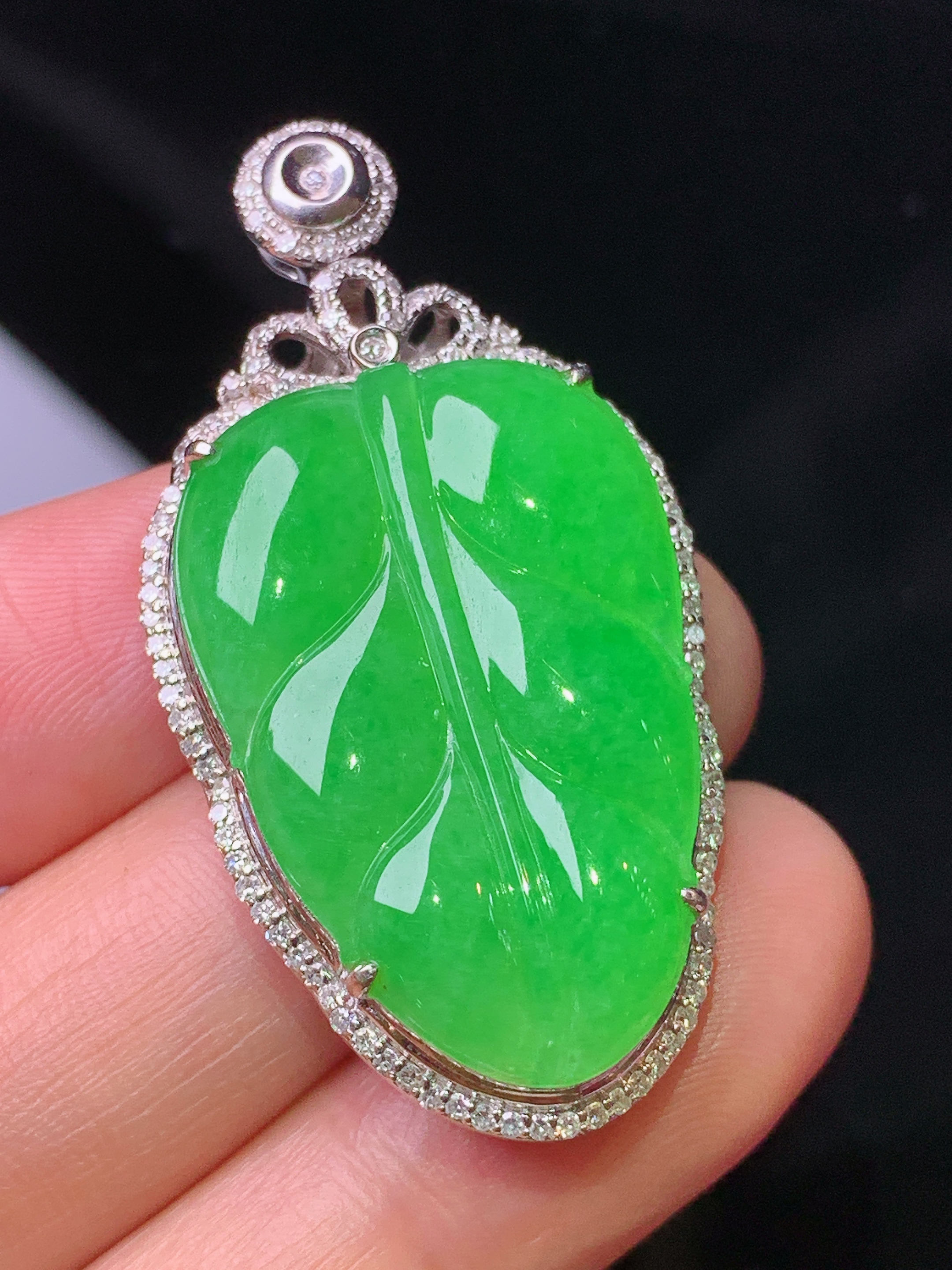 18k金钻镶嵌满绿树叶吊坠 玉质细腻 色泽艳丽 整体尺寸44.5*22.8*8.5b2