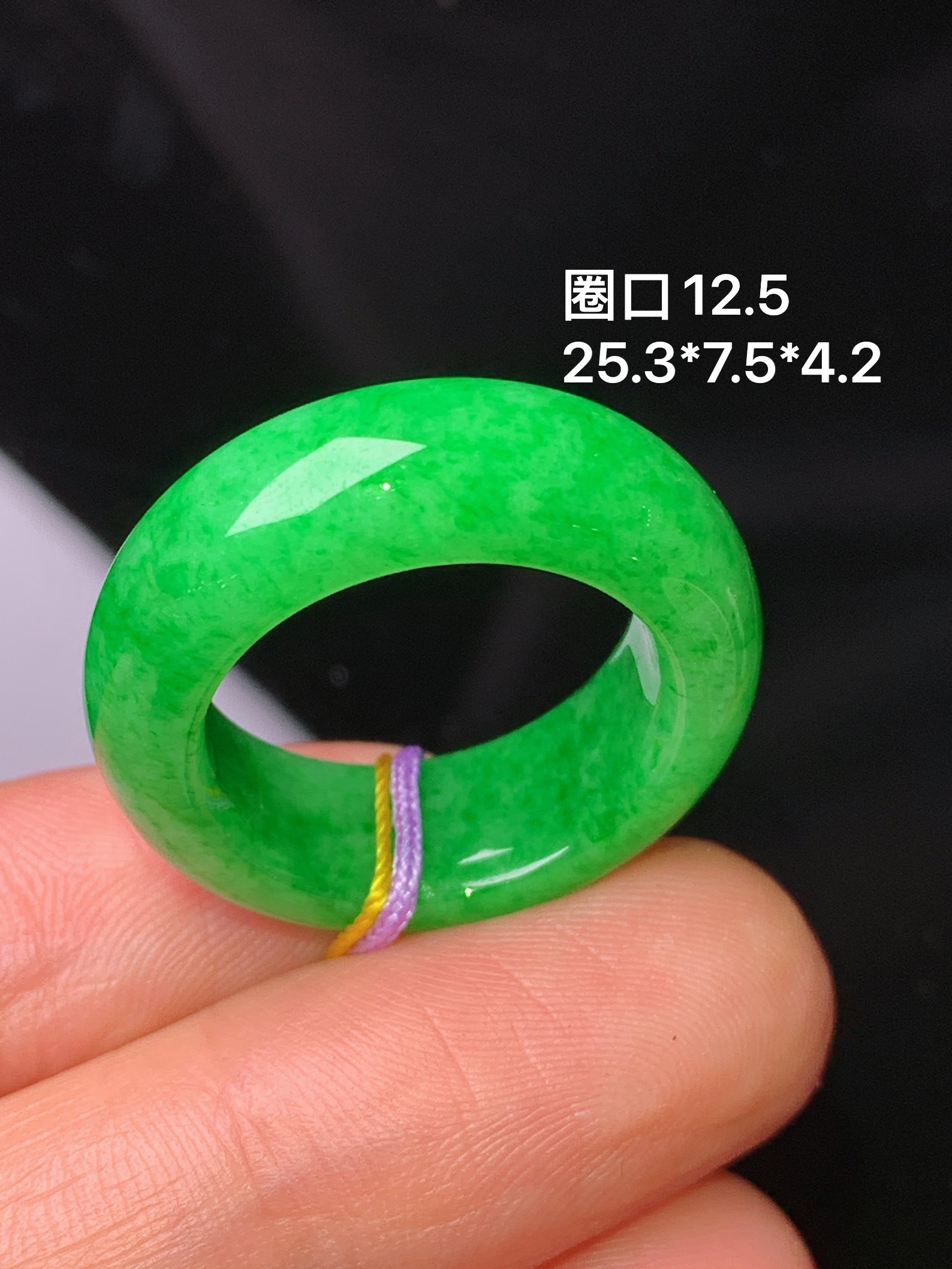 翠绿指环 玉质细腻 色泽艳丽 圈口12.5 整体尺寸25.3*765*4.2b1