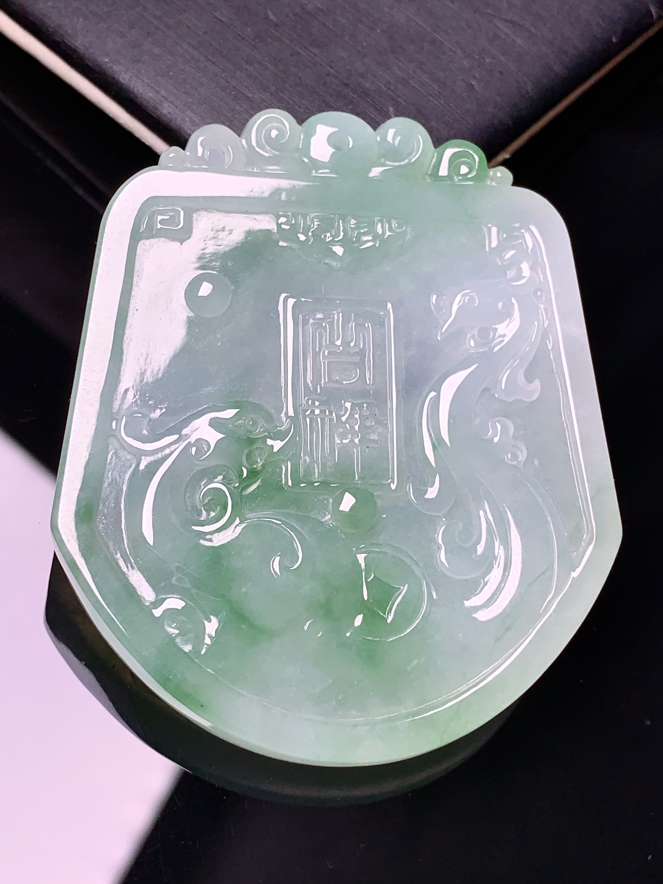 飘绿凤凰牌吊坠 玉质细腻 色泽艳丽 整体尺寸51.8*43.6*6.2c1