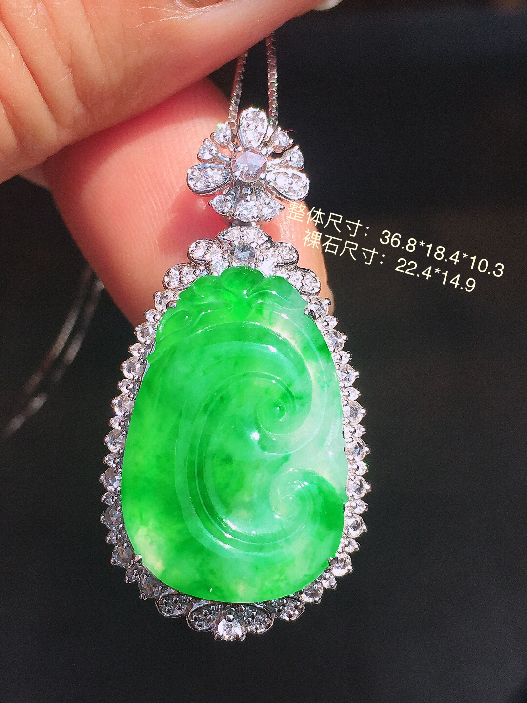 阳绿如意吊坠，色泽均匀艳丽，玉质细腻，荧光感超
强，饱满圆润，尽显优雅气质，18k
金豪华镶嵌