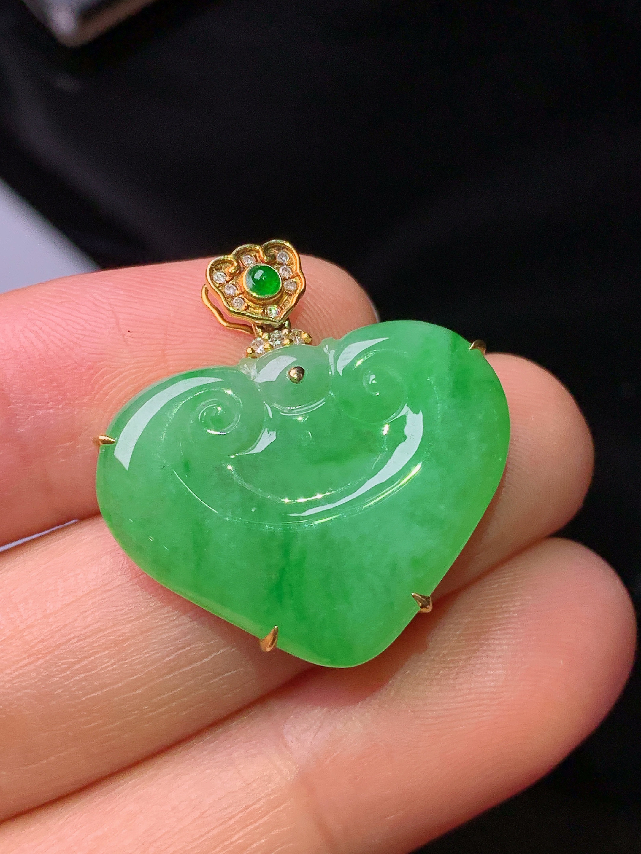 18k金钻镶嵌翠绿如意吊坠 玉质细腻 色泽艳丽 整体尺寸25.7*24.6*4.5z1