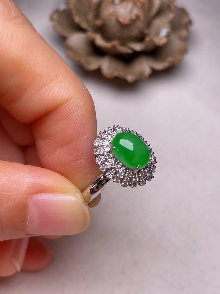 冰种阳绿蛋面戒指、真金真钻镶嵌，种水好，玉质细腻 .裸石尺寸 7.7*5.5‘