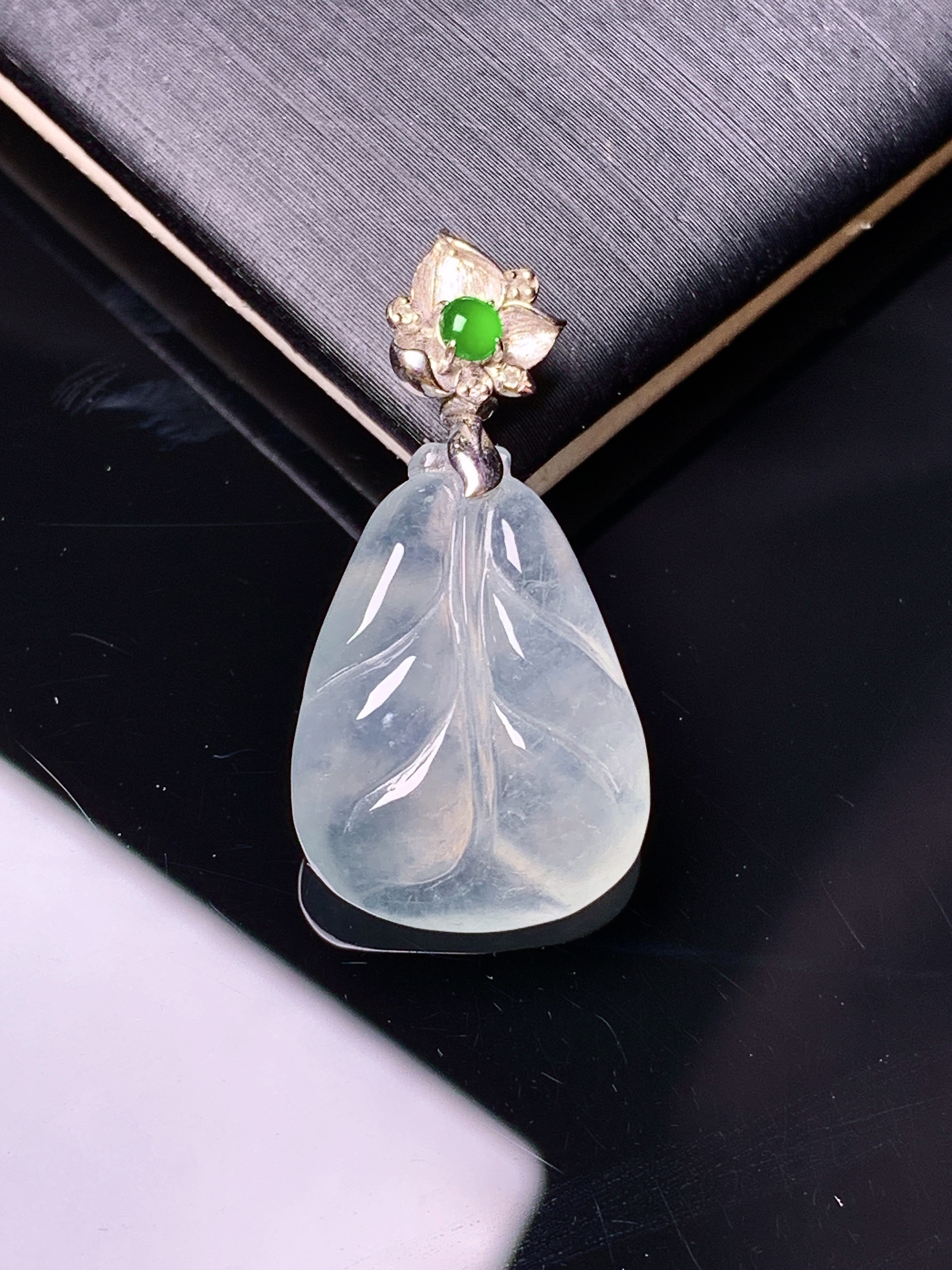 18k金钻镶嵌冰种树叶吊坠 玉质细腻 色泽艳丽 2x整体尺寸28*14*6.5