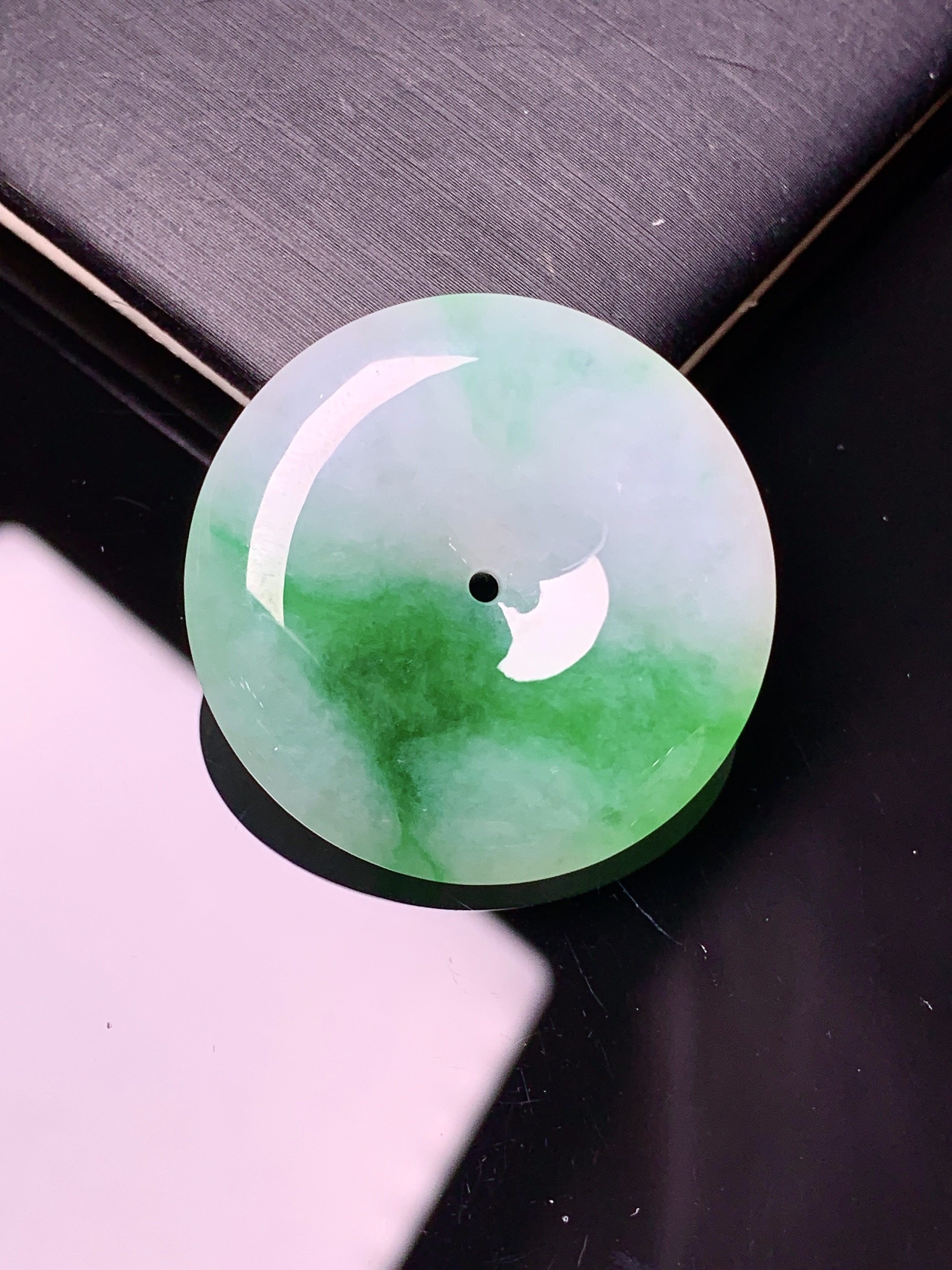 飘绿平安扣吊坠 玉质细腻 色泽艳丽 整体尺寸28.9*6.2x1