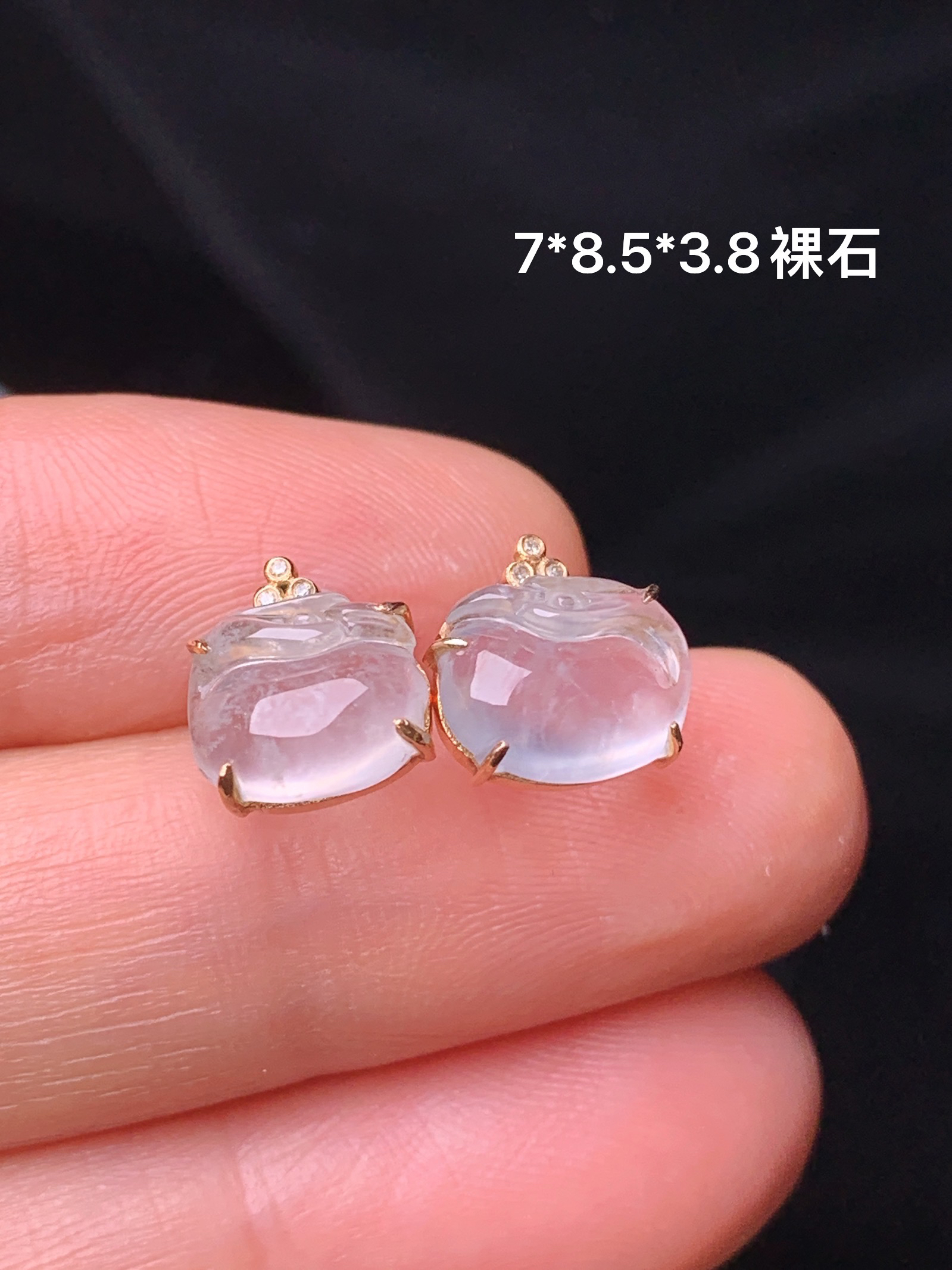 18k金钻镶嵌冰种天天鹅耳钉 玉质细腻 色泽艳丽 整体尺寸7*8.5*3.8z1