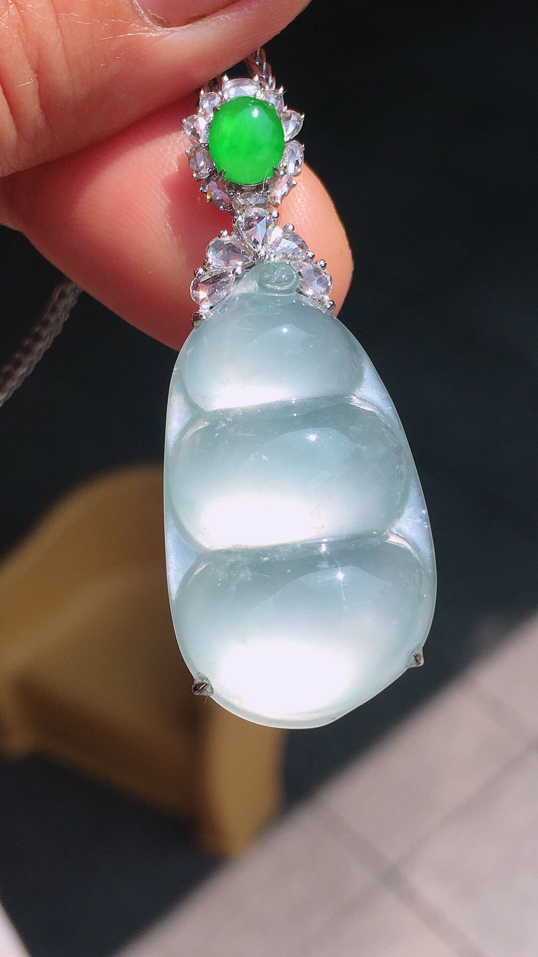 冰种福豆吊坠，玉质细腻，荧光感超
强，饱满圆润，尽显优雅气质，18k
金豪华镶嵌