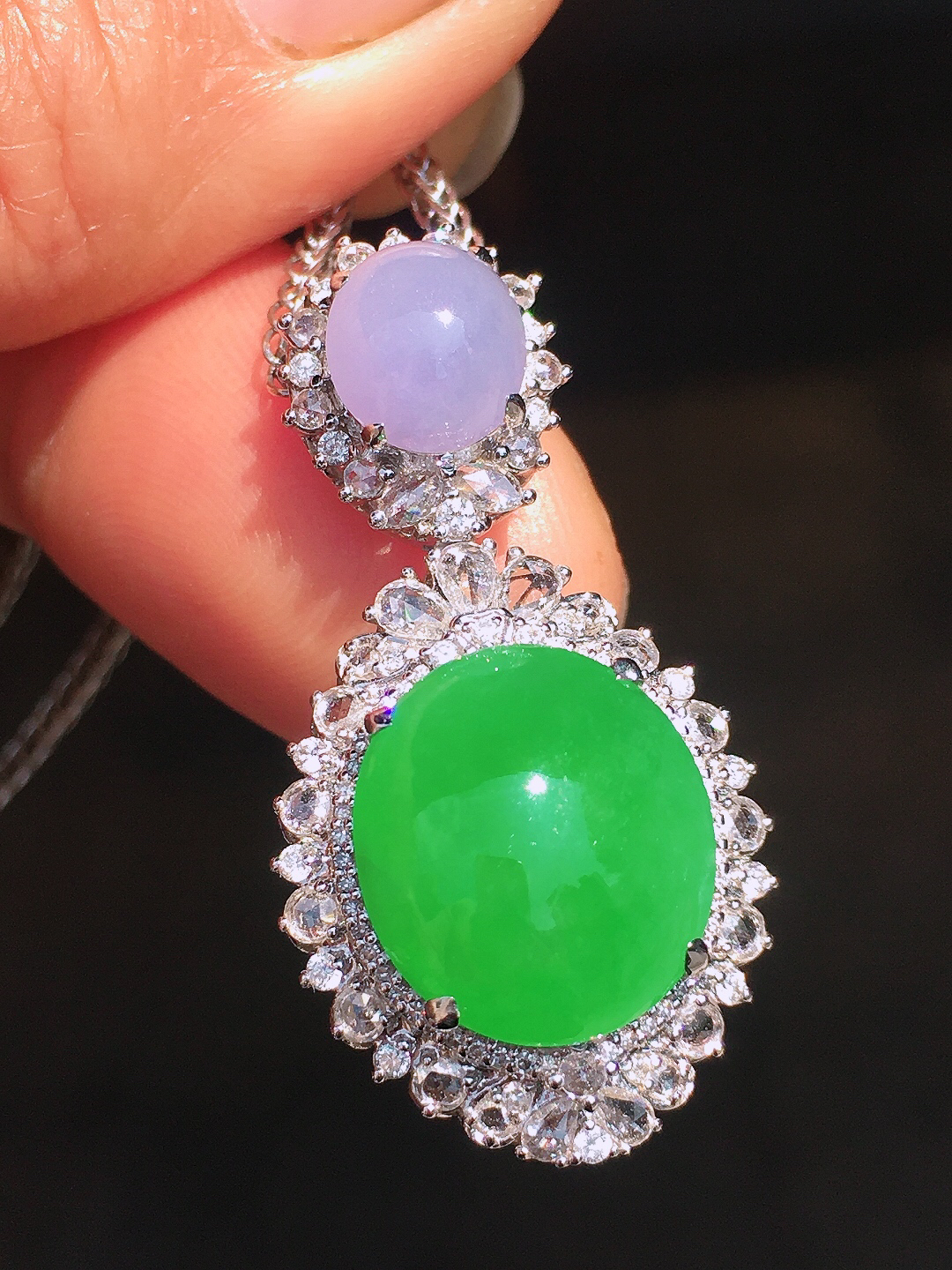 （紫+绿）二合一吊坠，色泽均匀艳丽，玉质细腻，荧光感超
强，饱满圆润，尽显优雅气质，18k
金豪华镶嵌