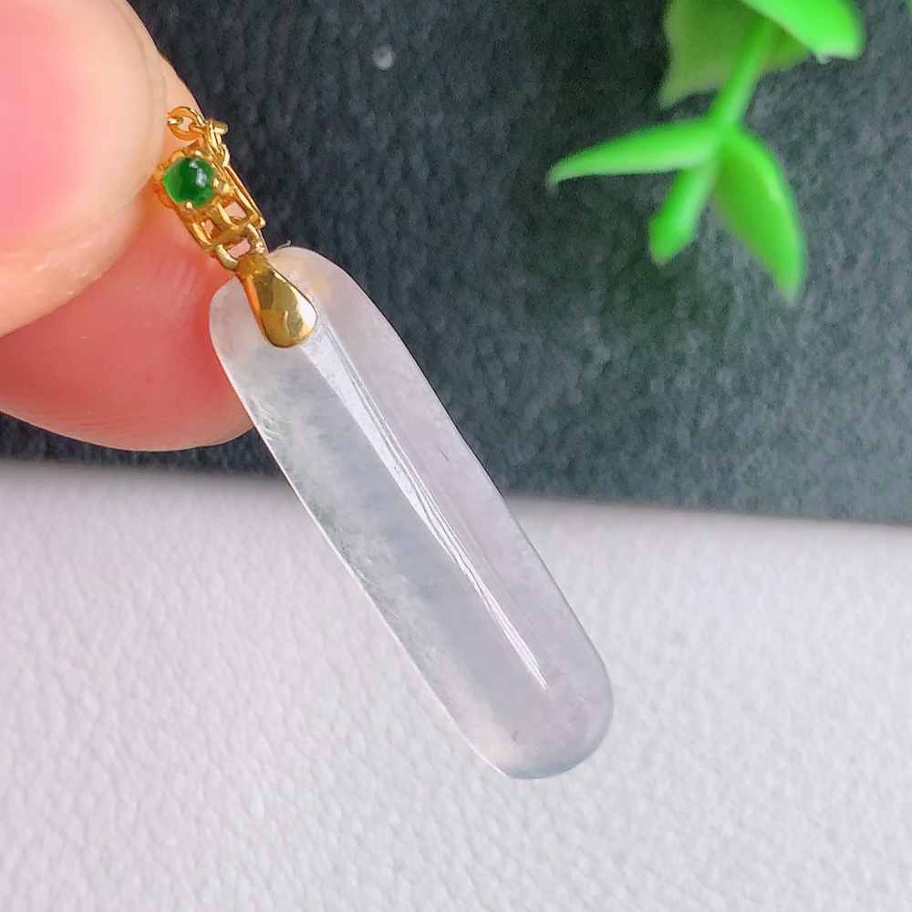 冰无事牌翡翠吊坠，平平安安，万事如意，沁人心脾，清秀高雅，18k金镶嵌   W142.9 尺寸： 26.8-7.3-4mm