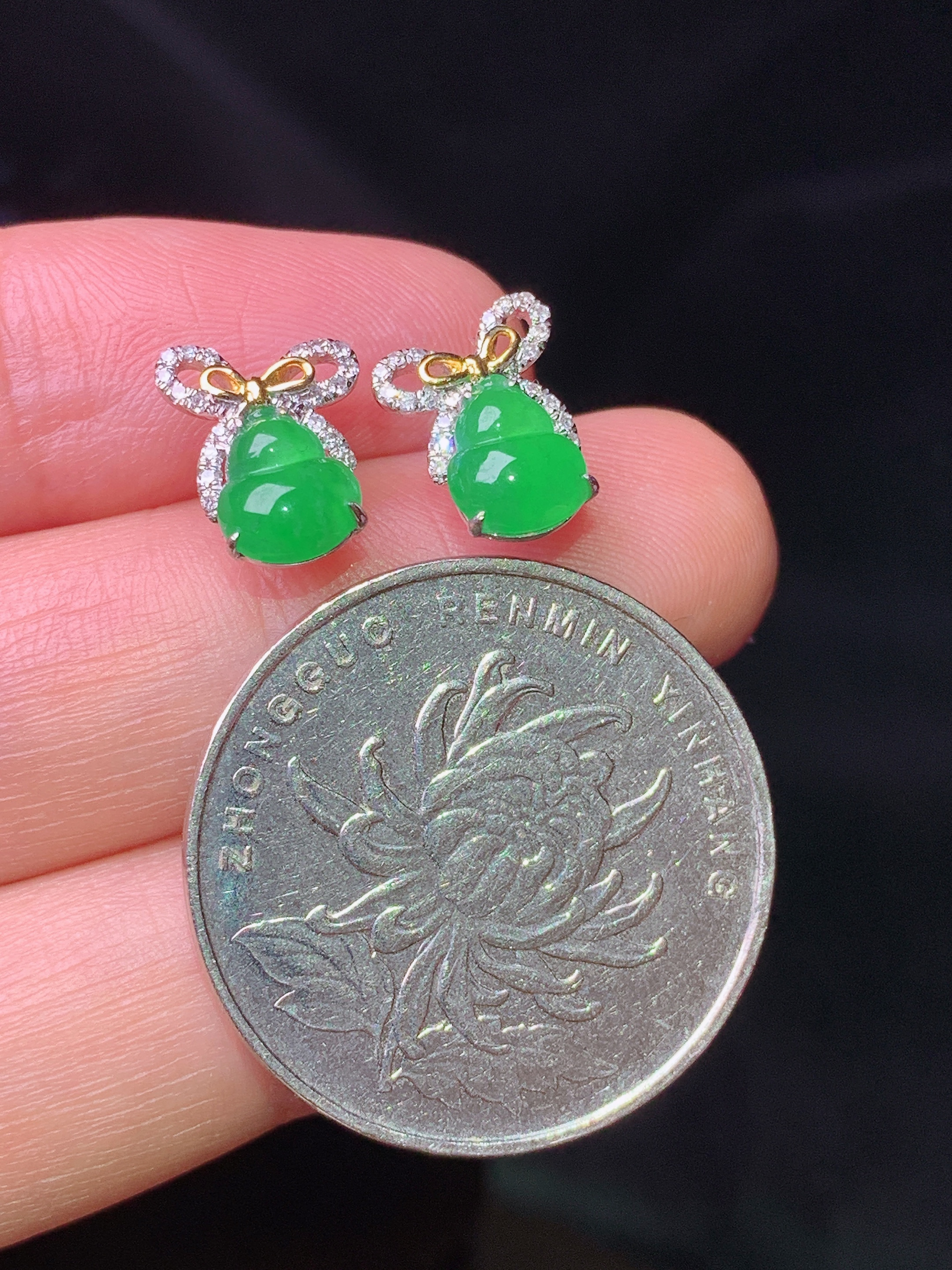 18k金钻镶嵌满绿葫芦耳钉 玉质细腻 色泽艳丽 整体尺寸10*8.5*3yz