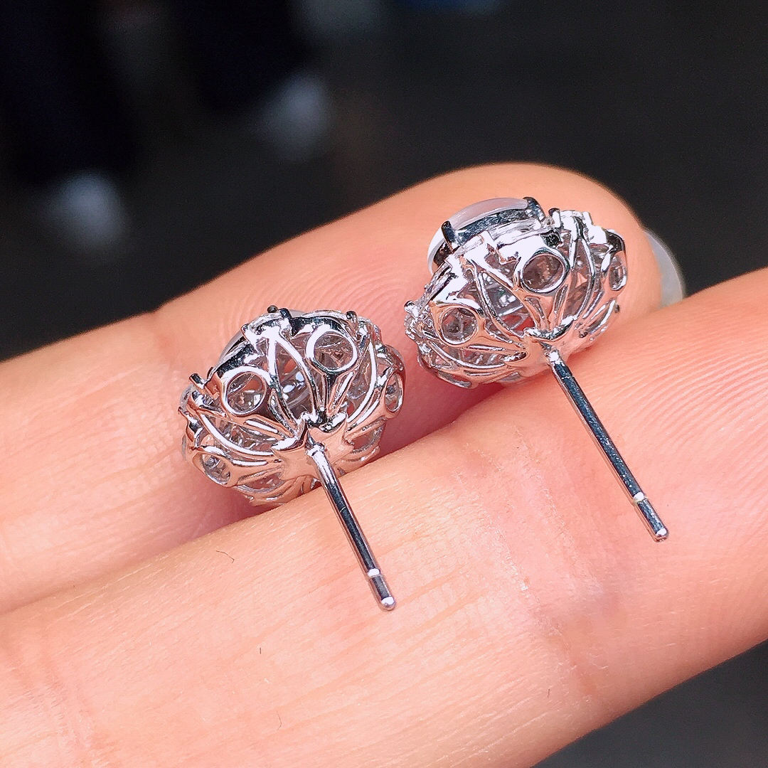 玻璃种蛋面耳钉，玉质细腻，荧光感超
强，饱满圆润，尽显优雅气质，18k
金豪华镶嵌