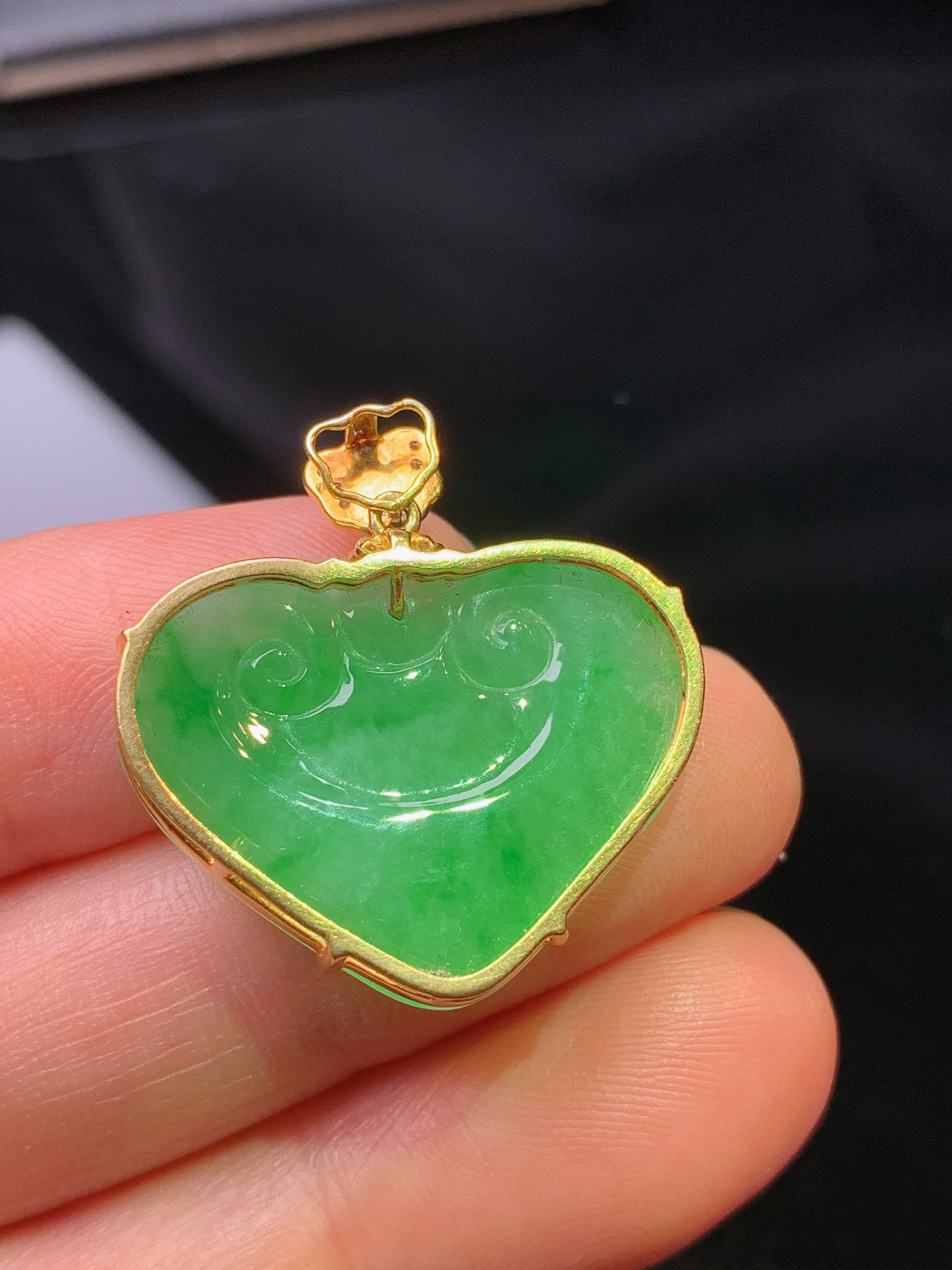 18k金钻镶嵌翠绿如意吊坠 玉质细腻 色泽艳丽 整体尺寸25.7*24.6*4.5z1