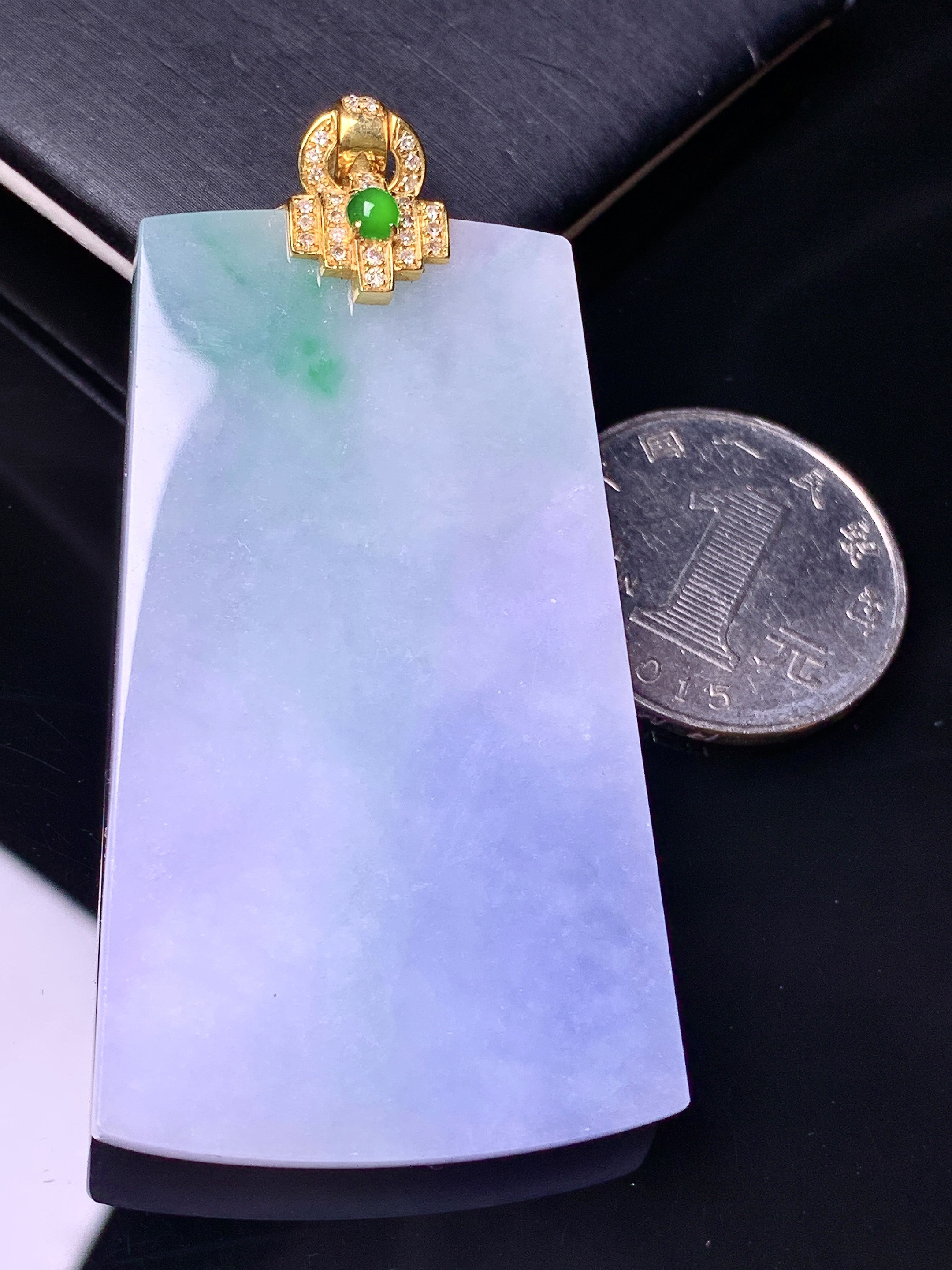 18k金钻镶嵌紫罗兰飘绿无事牌吊坠 玉质细腻 色泽艳丽 整体尺寸68.6*32.2*6.2b1