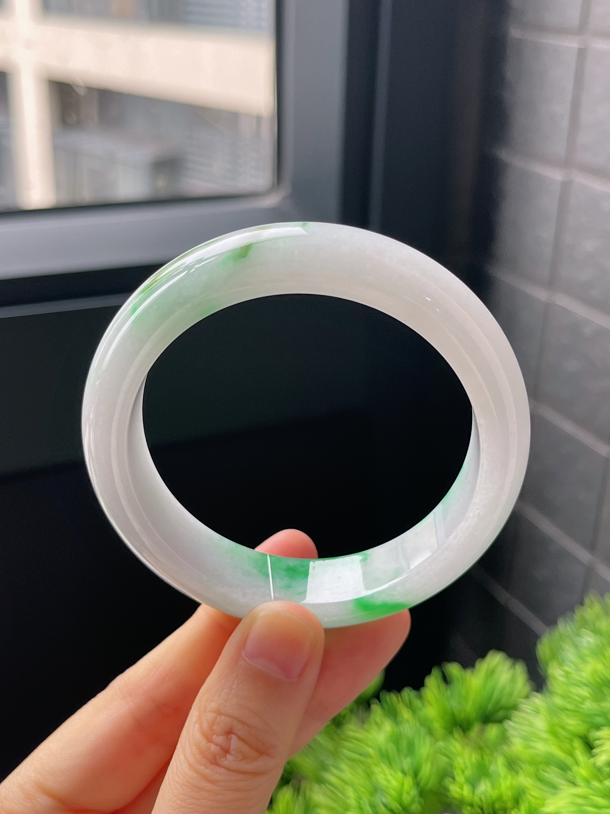 正圈54.8圈口，翡翠冰糯种飘绿手镯