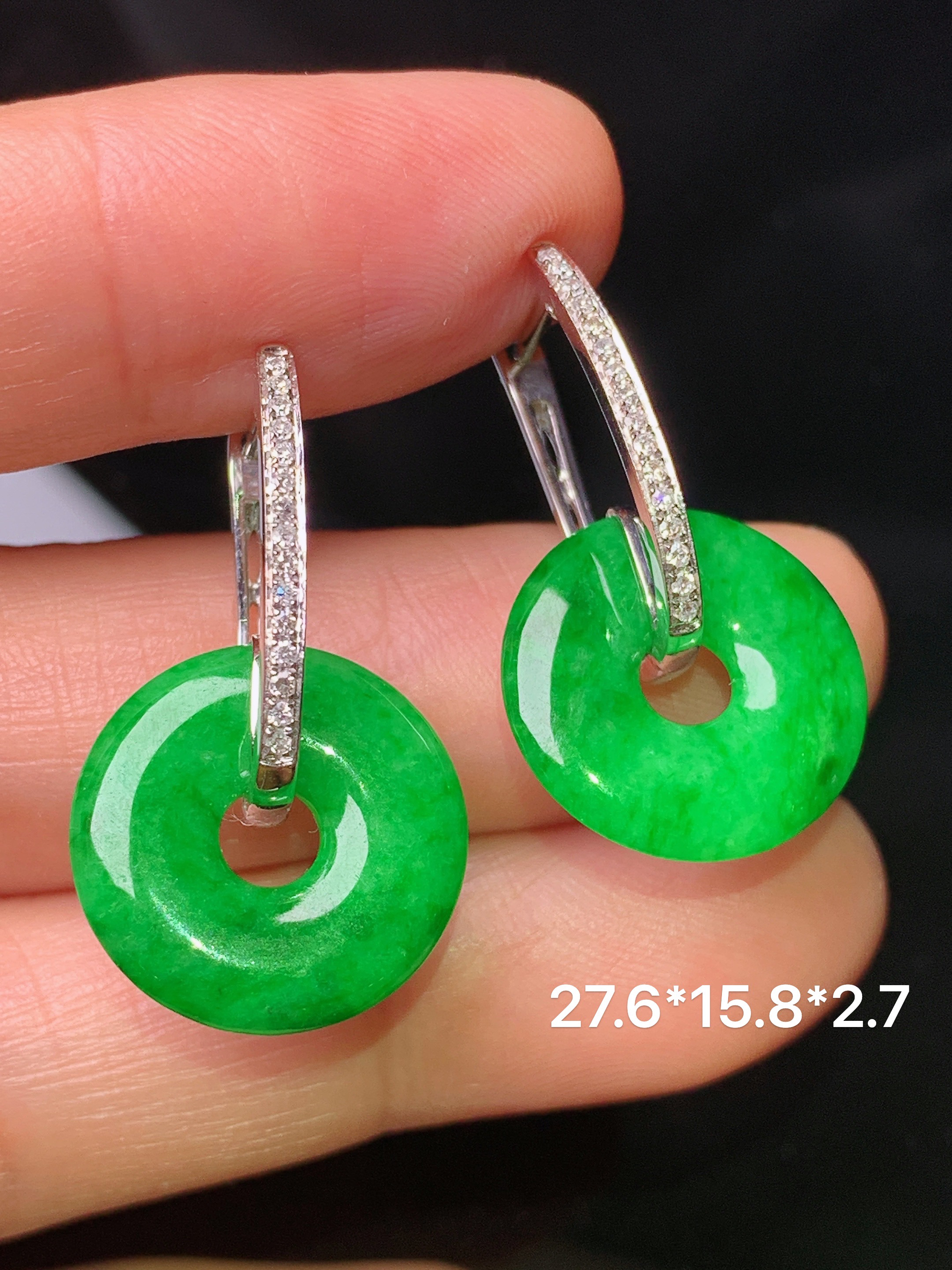 18k金钻镶嵌翠绿平安环耳坠 吊坠 玉质细腻 色泽艳丽 整体尺寸27.6*15.8*2.7b1