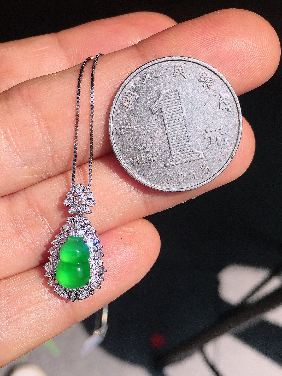 阳绿葫芦吊坠，色泽均匀艳丽，玉质细腻，荧光感超
强，饱满圆润，尽显优雅气质，18k
金豪华镶嵌
