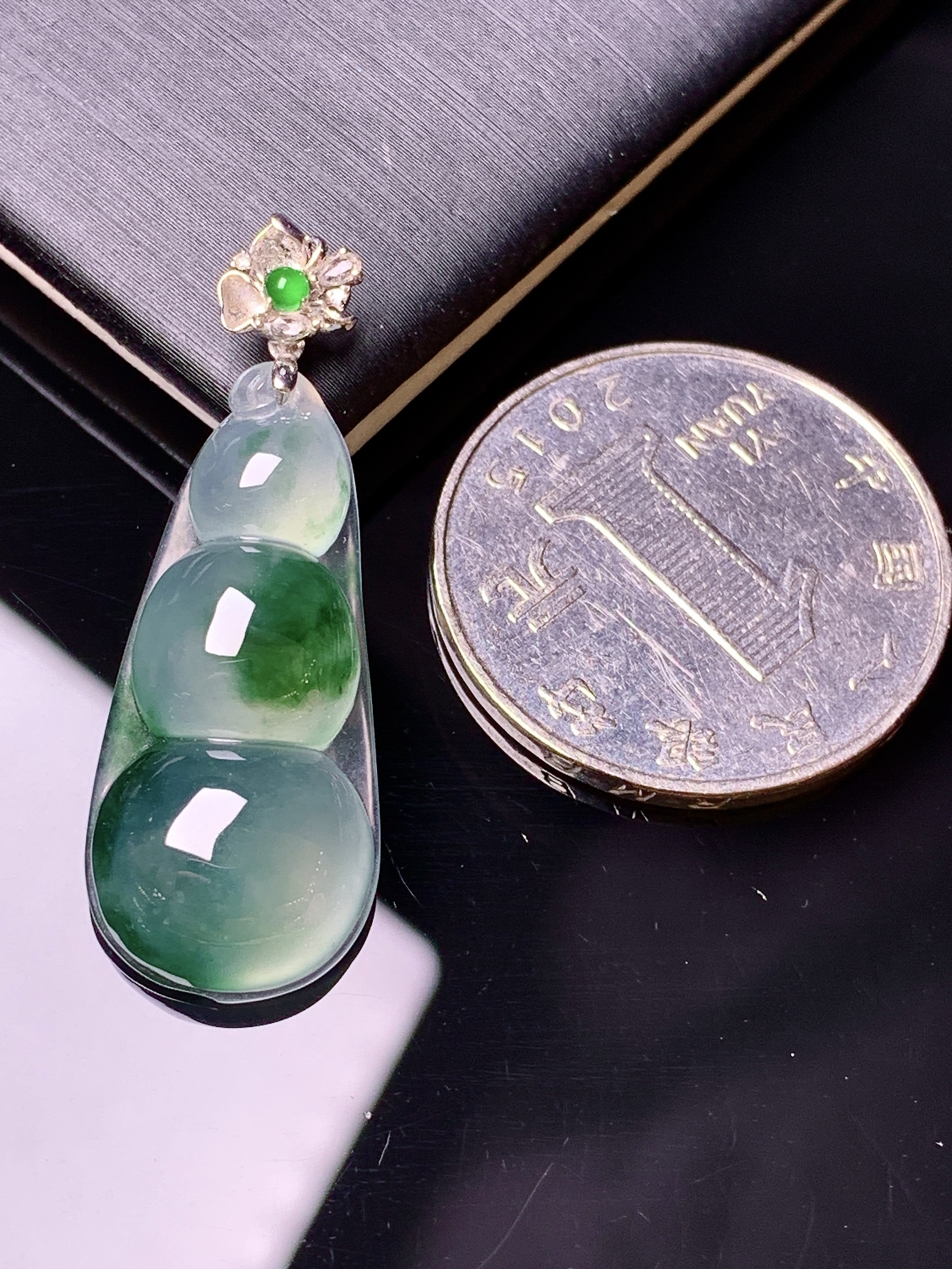 18k金钻镶嵌冰种飘绿四季豆吊坠 玉质细腻 色泽艳丽 整体尺寸35.7*12.6*6c1