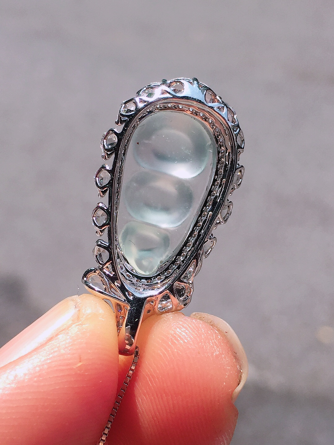 玻璃种福豆吊坠，玉质细腻，荧光感超
强，饱满圆润，尽显优雅气质，18k
金豪华镶嵌