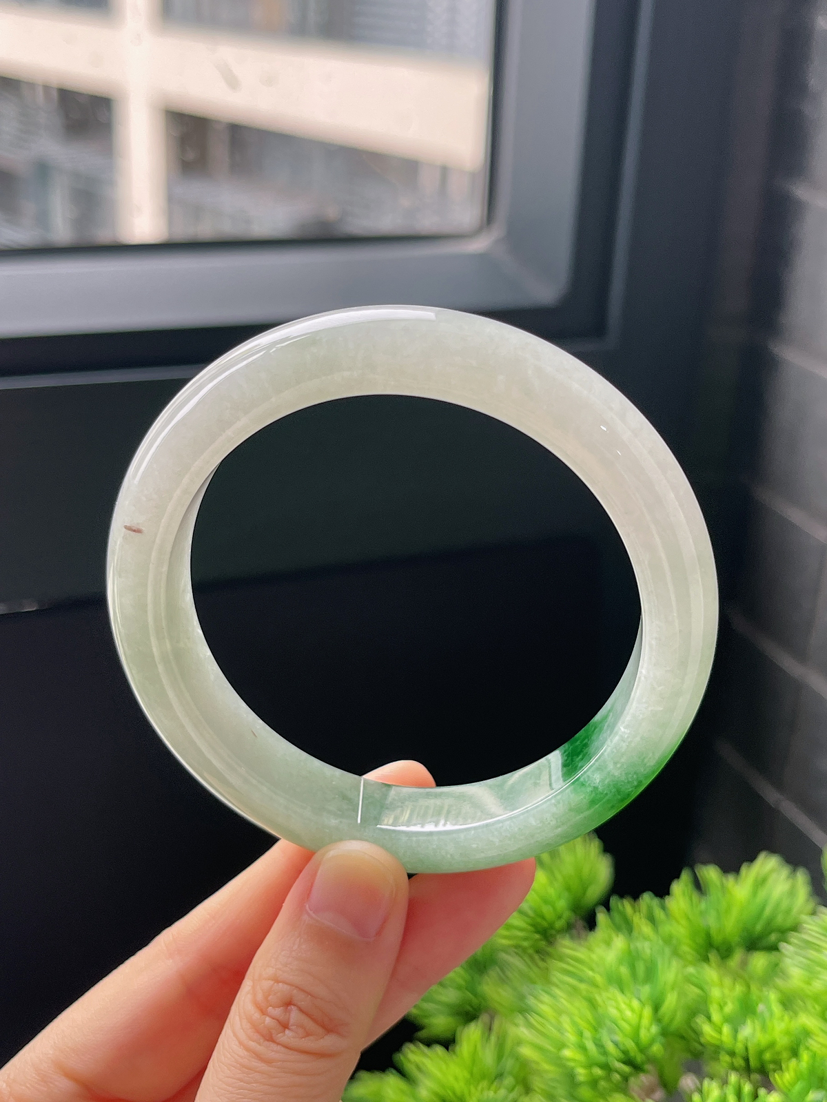 正圈60圈口，翡翠冰糯种飘绿手镯