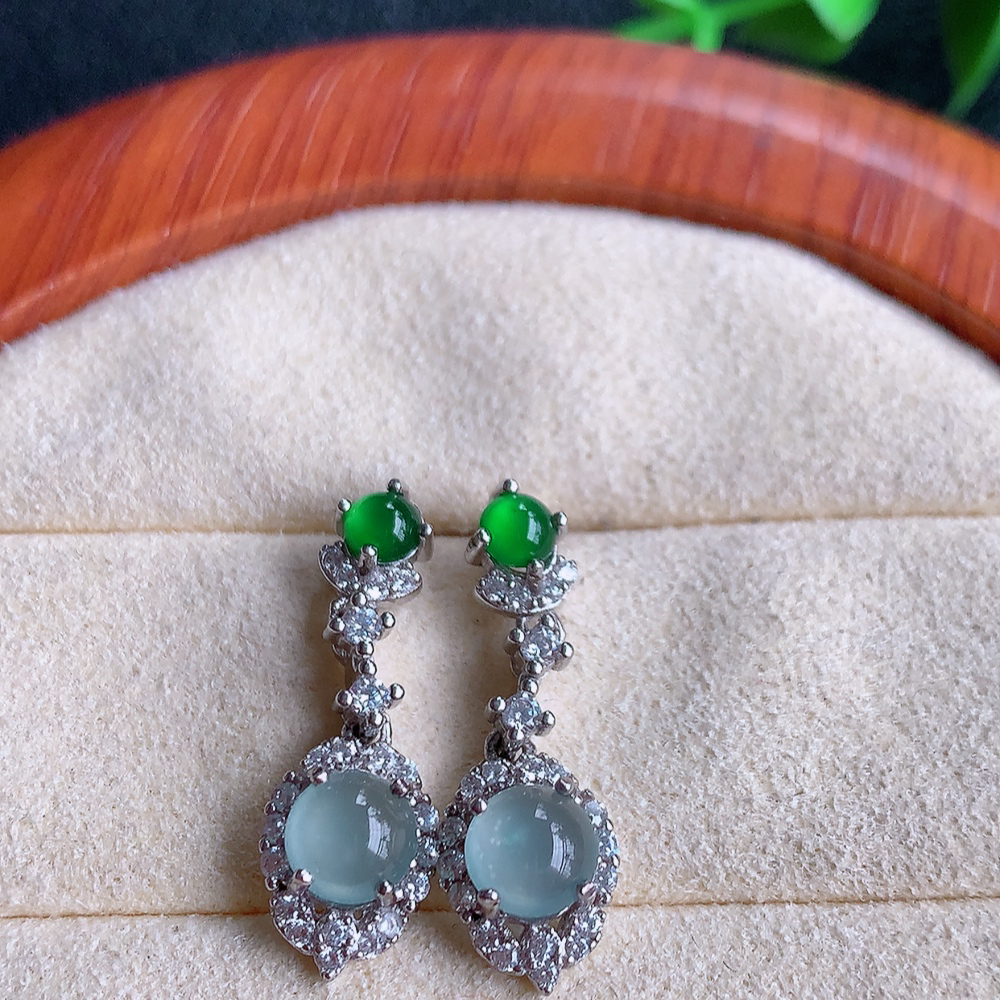 冰透翡翠925银镶嵌蛋面耳钉，自然光实拍，翠色灵动，颜色漂亮，种老水足，品相佳，佩戴佳品！W502.