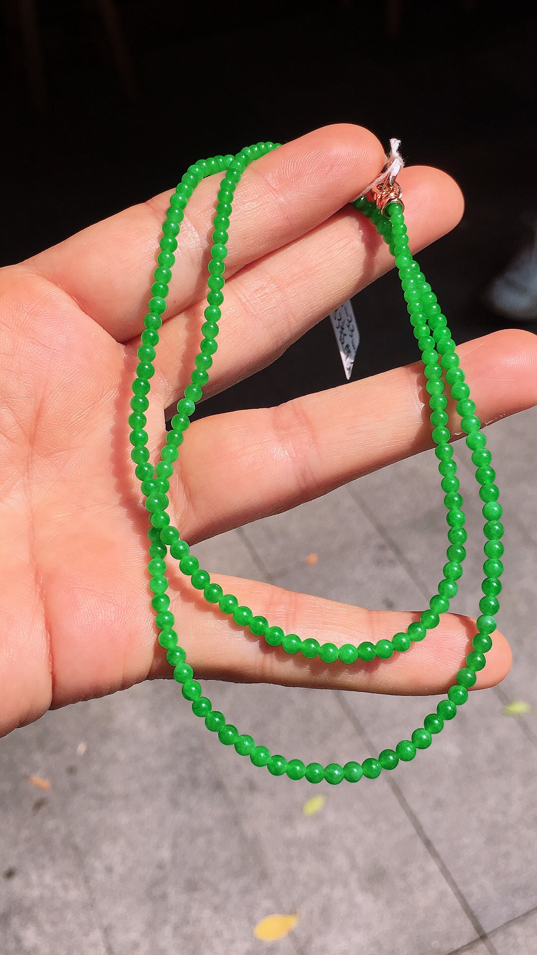 阳绿小米珠项链，色泽均匀艳丽，玉质细腻，荧光感超
强，饱满圆润，尽显优雅气质，