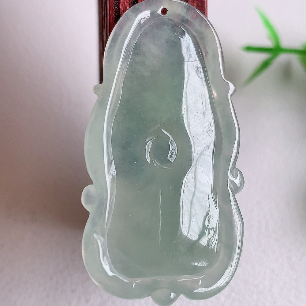 老坑冰润荷叶挂件，种水上乘，冰胶感十足，飘花灵动   盈润通透，颜色清爽干净，高性价比，值得入手。W141.9   尺寸：41.5-22-5.8mm