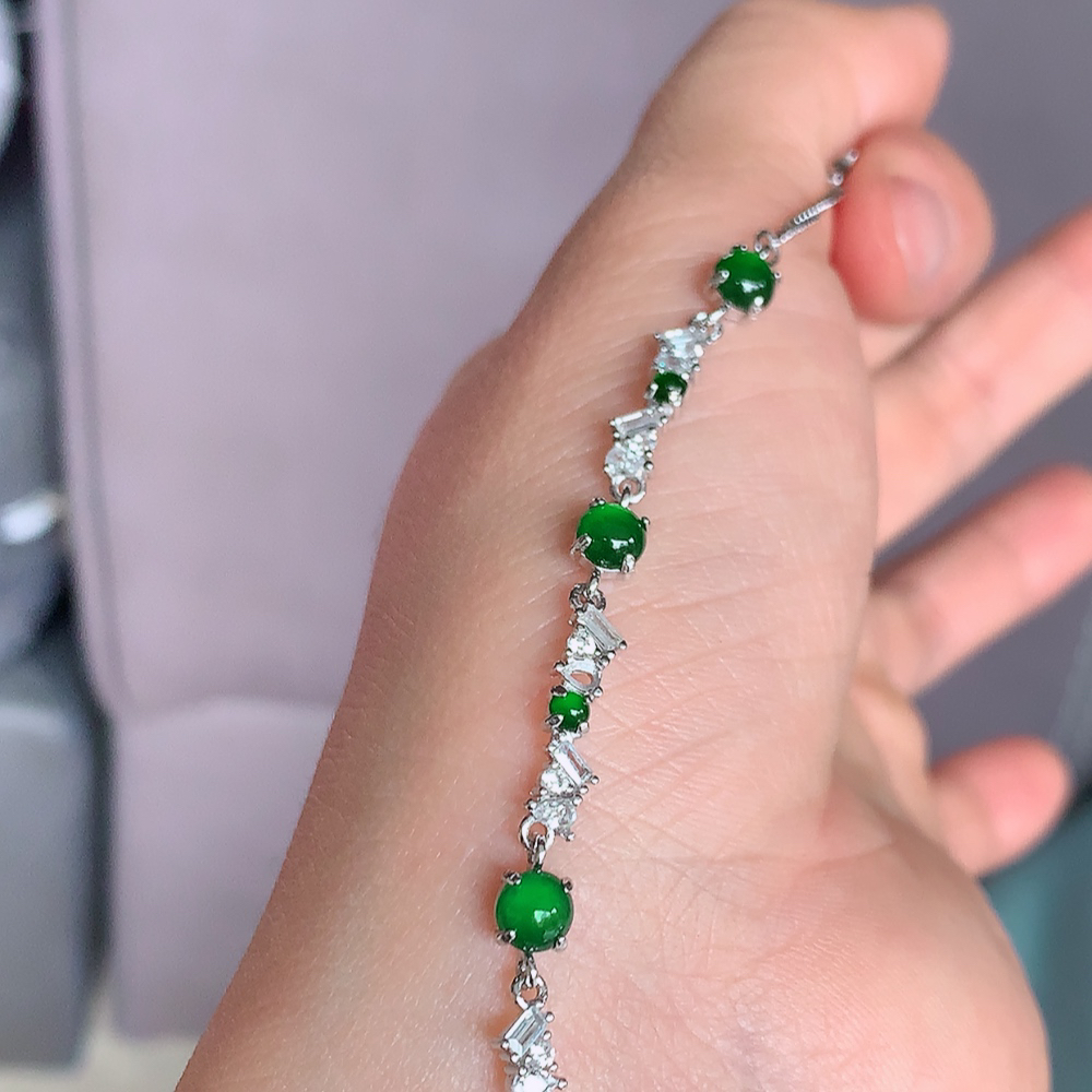 冰润翡翠满绿蛋面手链，水水润润，珠圆玉润，颜色鲜艳，妙明清净，清秀高雅，佩戴效果优雅迷人！性价比超值 W502.9  取一尺寸：5-3.5mm  裸石尺寸：4.5mm