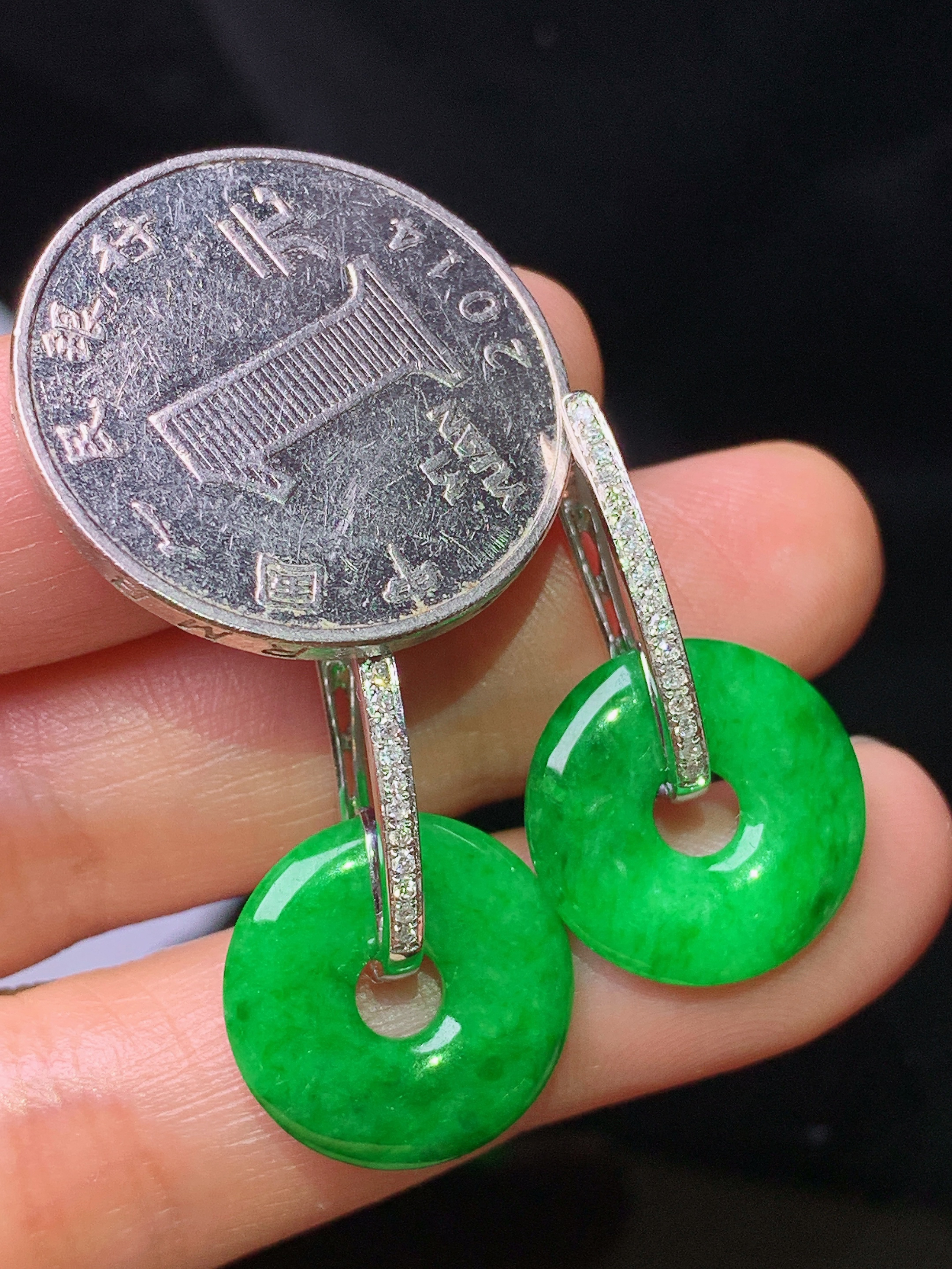 18k金钻镶嵌翠绿平安环耳坠 吊坠 玉质细腻 色泽艳丽 整体尺寸27.6*15.8*2.7b1