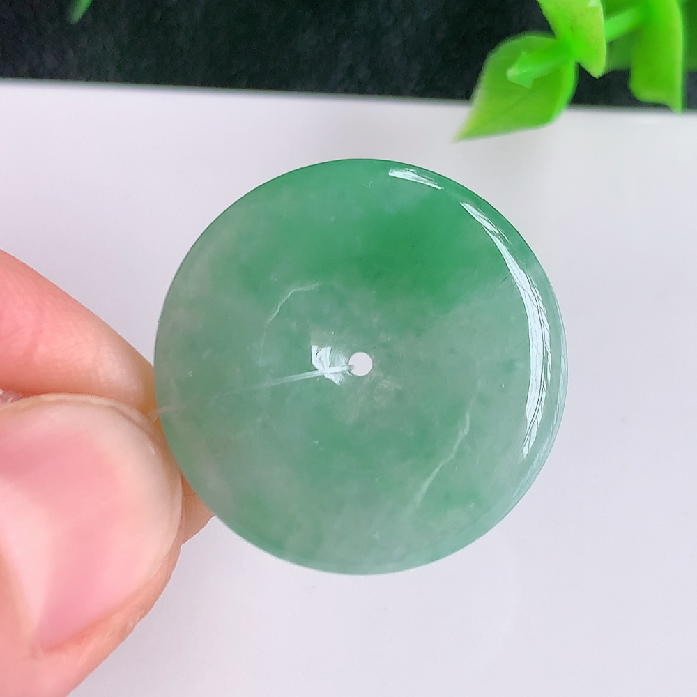 冰润飘花平安扣吊坠，厚装饱满，冰润剔透，细腻水足，种质润泽，飘花灵动，佩戴优雅大气，W49.9   尺寸：24.8-4.8mm