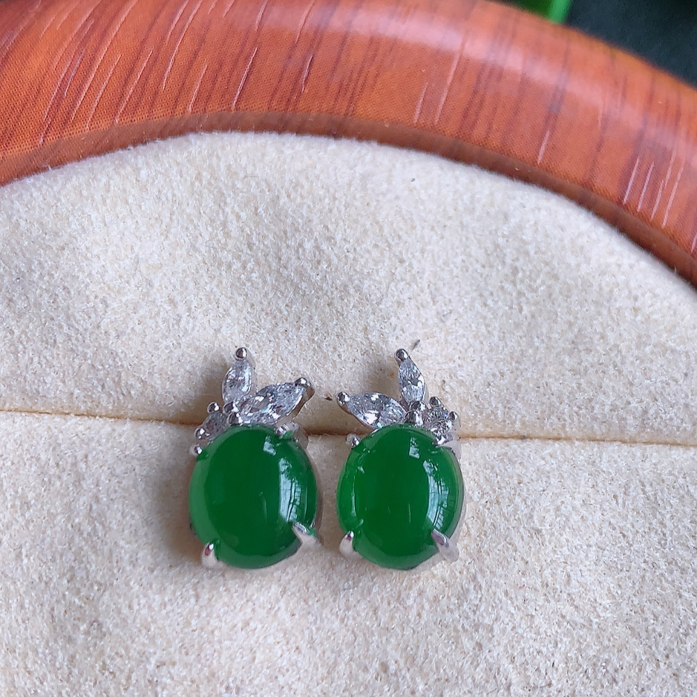 冰透满绿翡翠925银镶嵌蛋面耳钉，自然光实拍，翠色灵动，颜色漂亮，种老水足，品相佳，佩戴佳品！W50