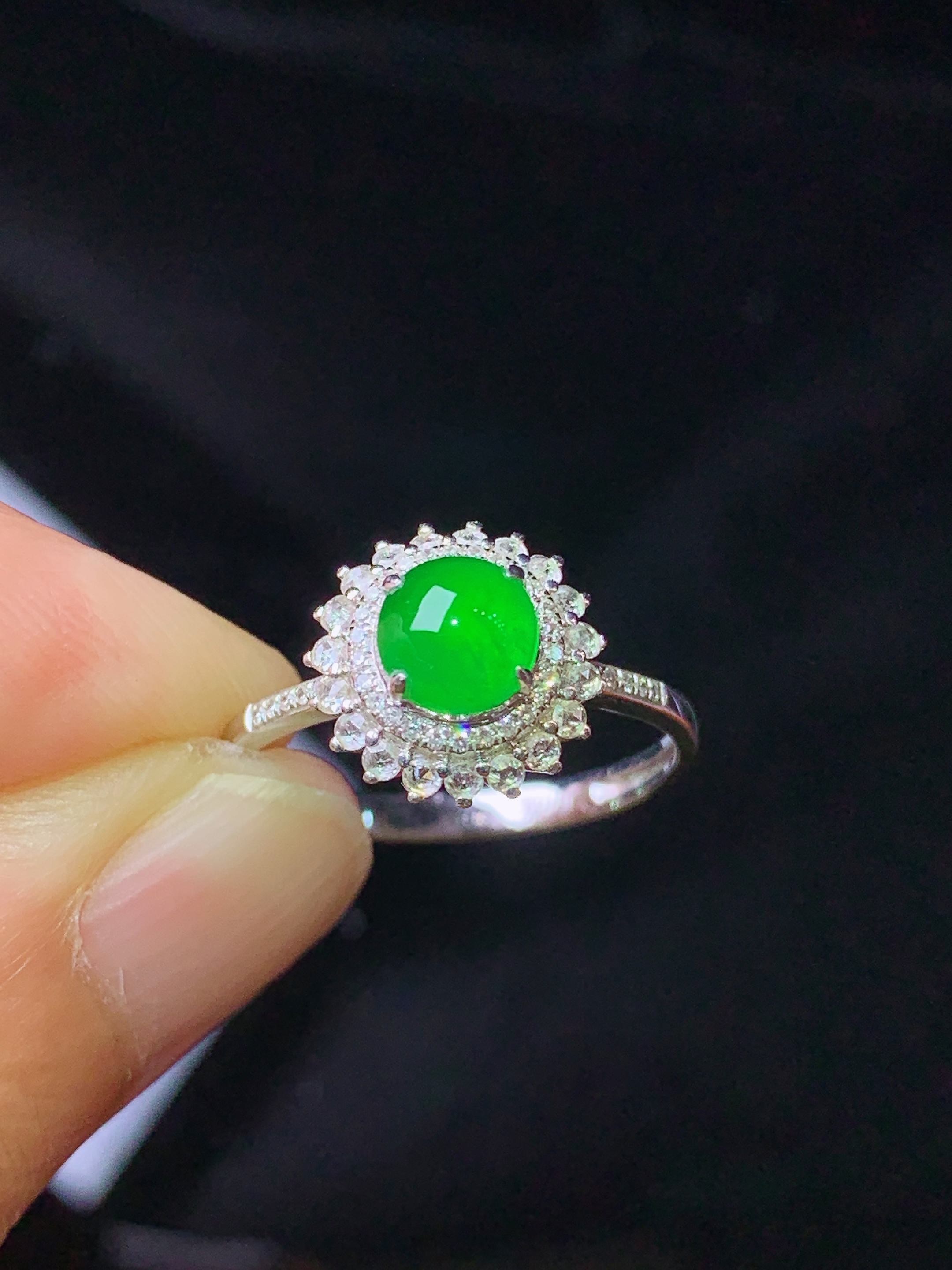 18k金钻镶嵌满绿蛋面戒指 玉质细腻 色泽艳丽 圈口13 整体尺寸10.5*7.8c2