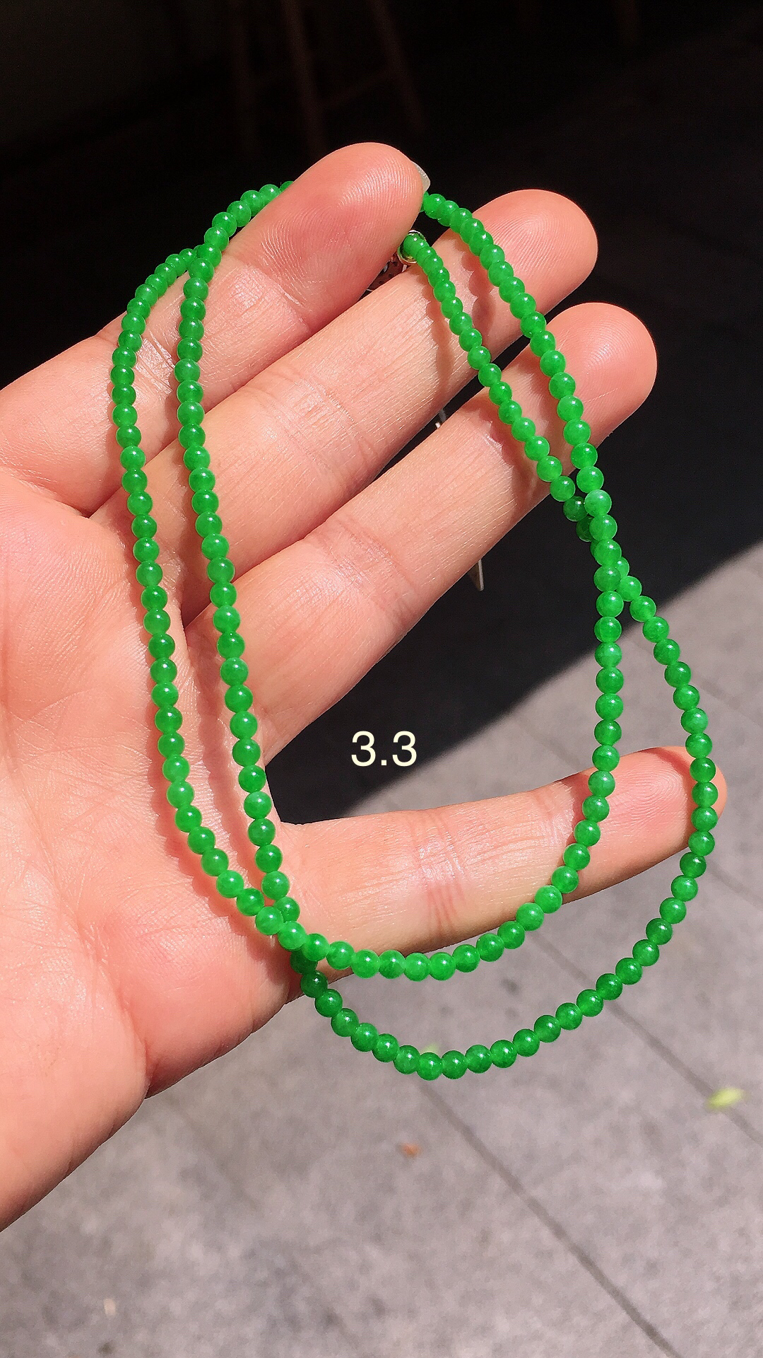 阳绿小米珠项链，色泽均匀艳丽，玉质细腻，荧光感超
强，饱满圆润，尽显优雅气质，