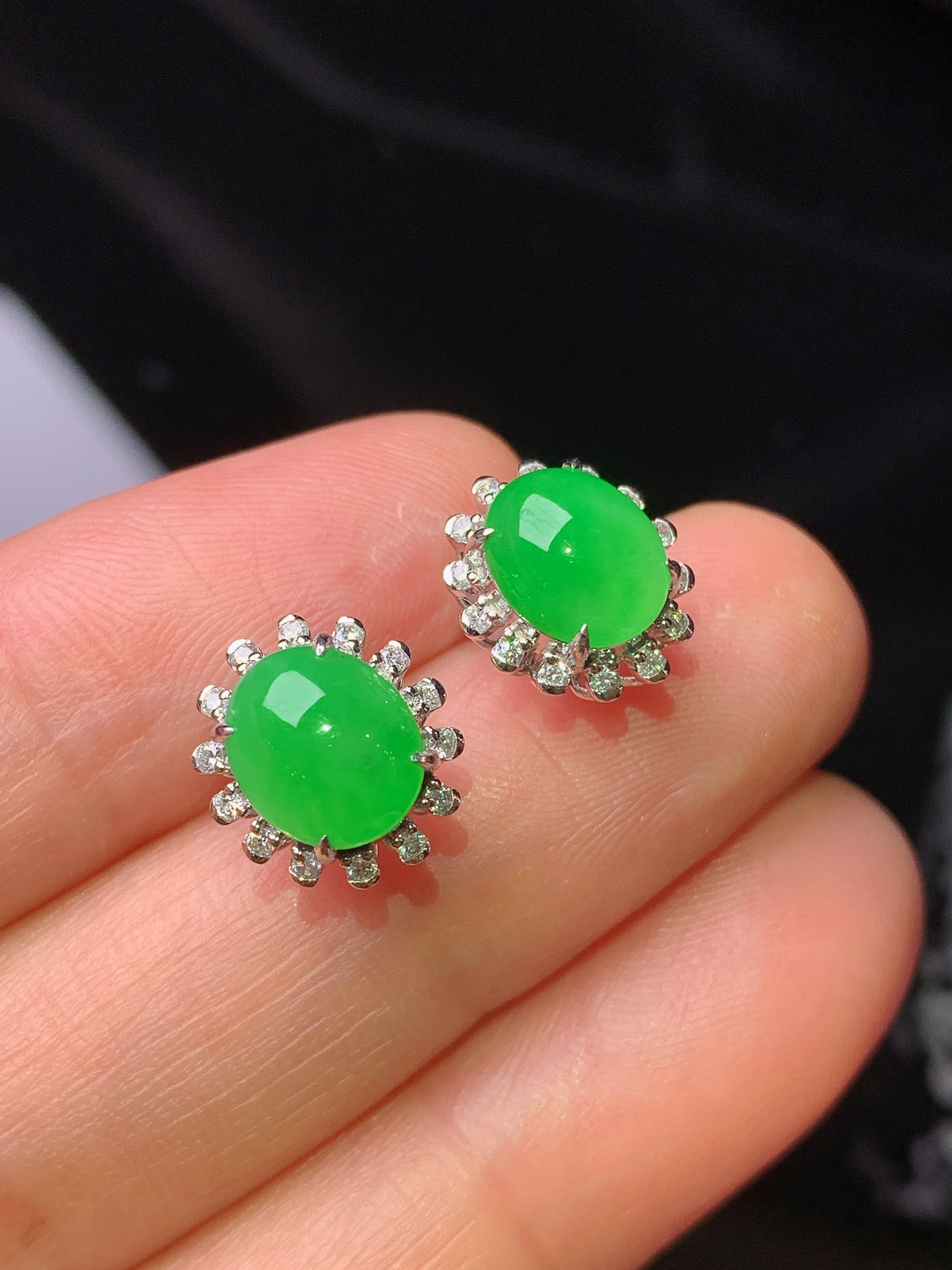 18k金钻镶嵌满绿蛋面耳钉 玉质细腻 色泽艳丽 整体尺寸10.8*9.5*7.2b2