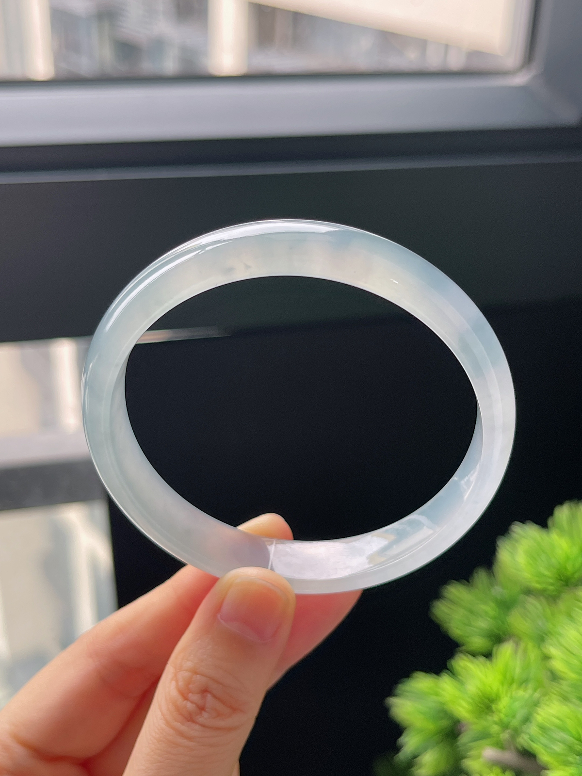 正圈58.5圈口，翡翠冰种淡蓝色手镯