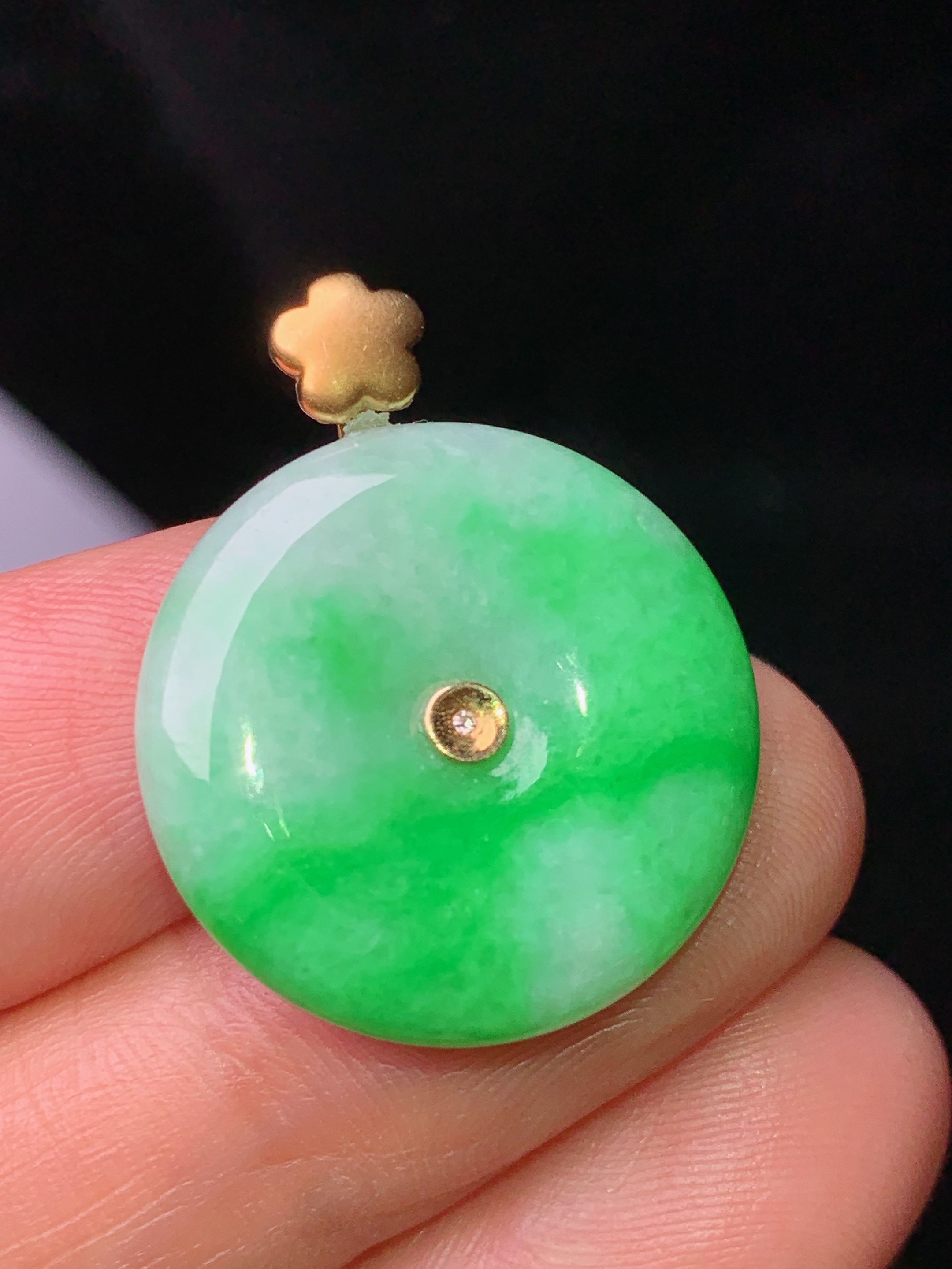 18k金镶嵌翠绿平安扣吊坠 玉质细腻 色泽艳丽 整体尺寸26*20.8*4.5b1