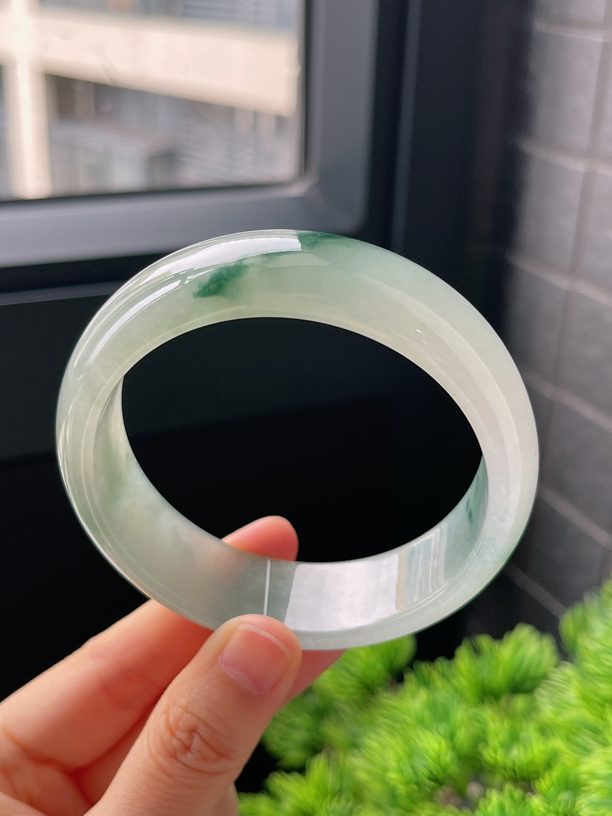 正圈宽版60.5圈口，翡翠冰糯种飘绿手镯