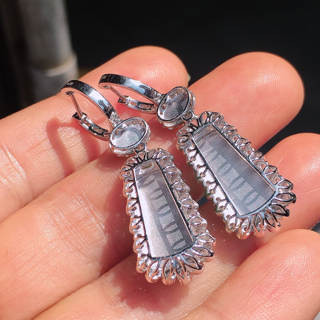 阳绿无事牌耳坠，色泽均匀艳丽，玉质细腻，荧光感超
强，饱满圆润，尽显优雅气质，18k
金豪华镶嵌