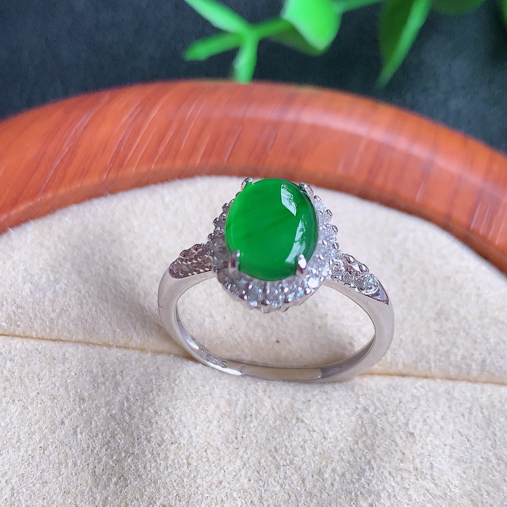 冰润满绿蛋面翡翠戒指  玉质细腻  冰清玉润  飘花灵动  颜色漂亮  W502.9  内径尺寸：17mm  取一裸石尺寸：8.8-7mm