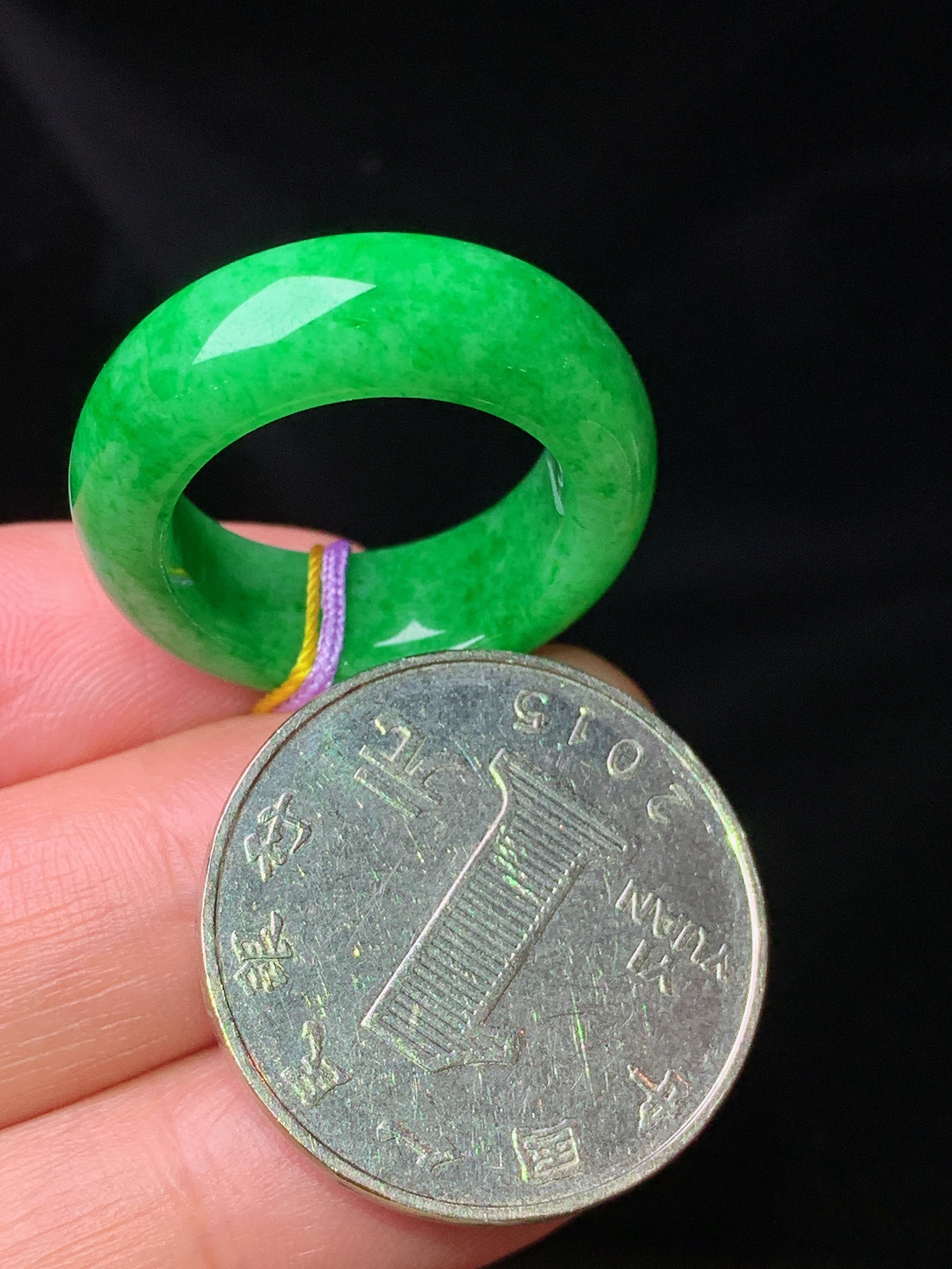 翠绿指环 玉质细腻 色泽艳丽 圈口12.5 整体尺寸25.3*765*4.2b1