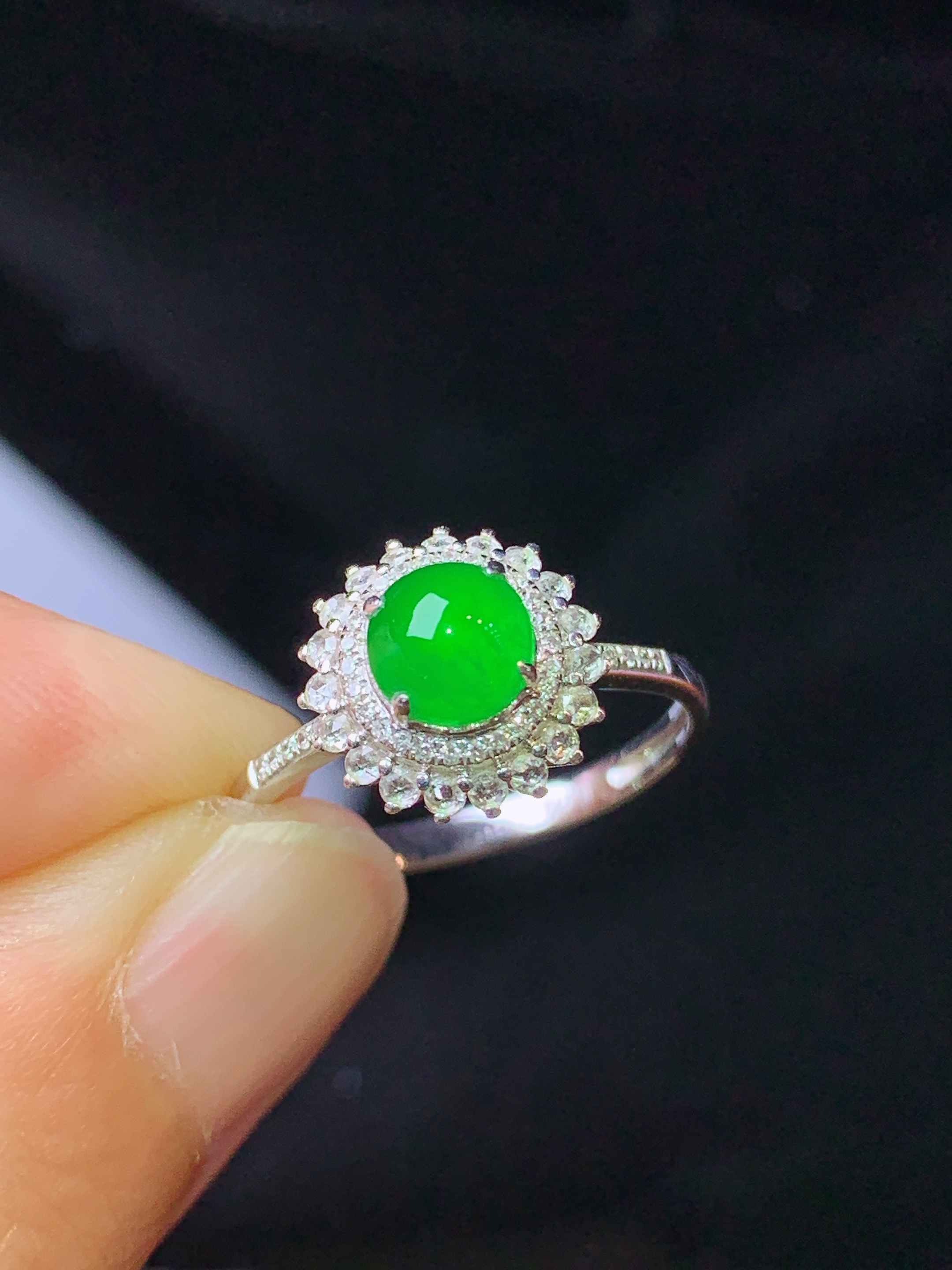 18k金钻镶嵌满绿蛋面戒指 玉质细腻 色泽艳丽 圈口13 整体尺寸10.5*7.8c2