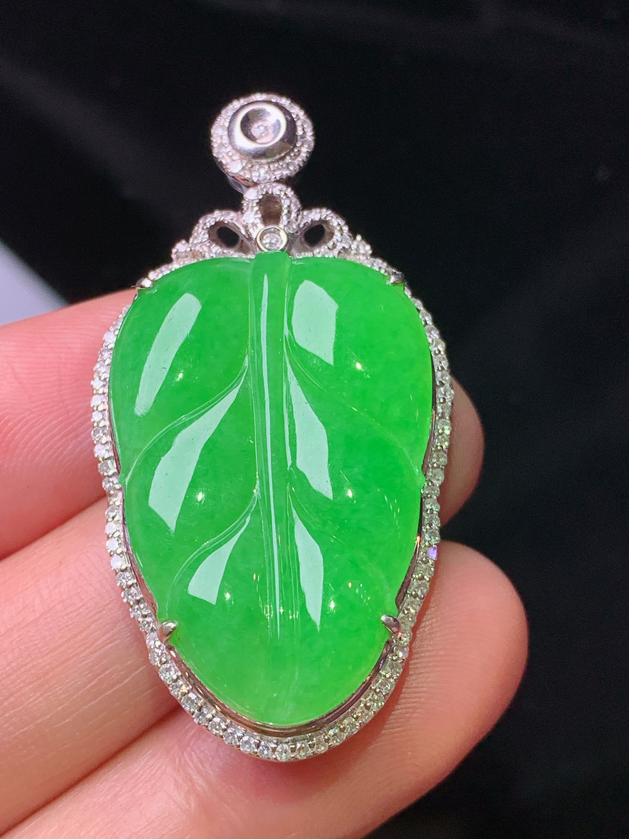 18k金钻镶嵌满绿树叶吊坠 玉质细腻 色泽艳丽 整体尺寸44.5*22.8*8.5b2