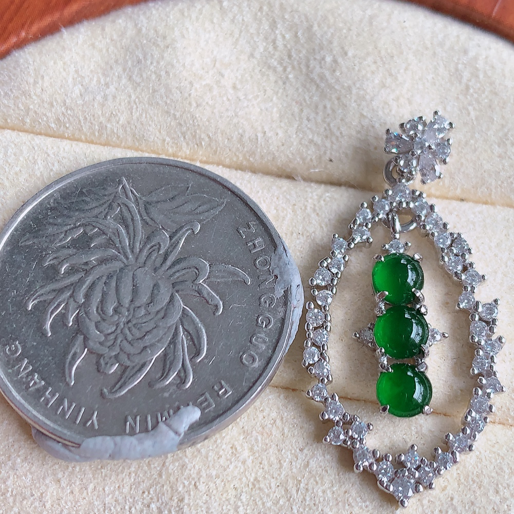 冰润飘绿圆珠翡翠吊坠，质地细腻，清秀高雅，饱满圆润  款式大方经典，颜色鲜艳，沁人心脾，高质量精品   W502.9  整体尺寸：32.8-15.8-4mm   裸石尺寸：4mm