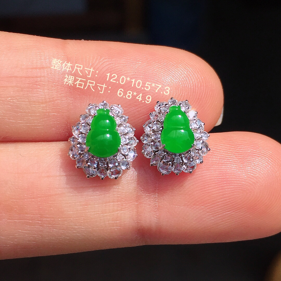 阳绿葫芦耳钉，色泽均匀艳丽，玉质细腻，荧光感超
强，饱满圆润，尽显优雅气质，18k
金豪华镶嵌