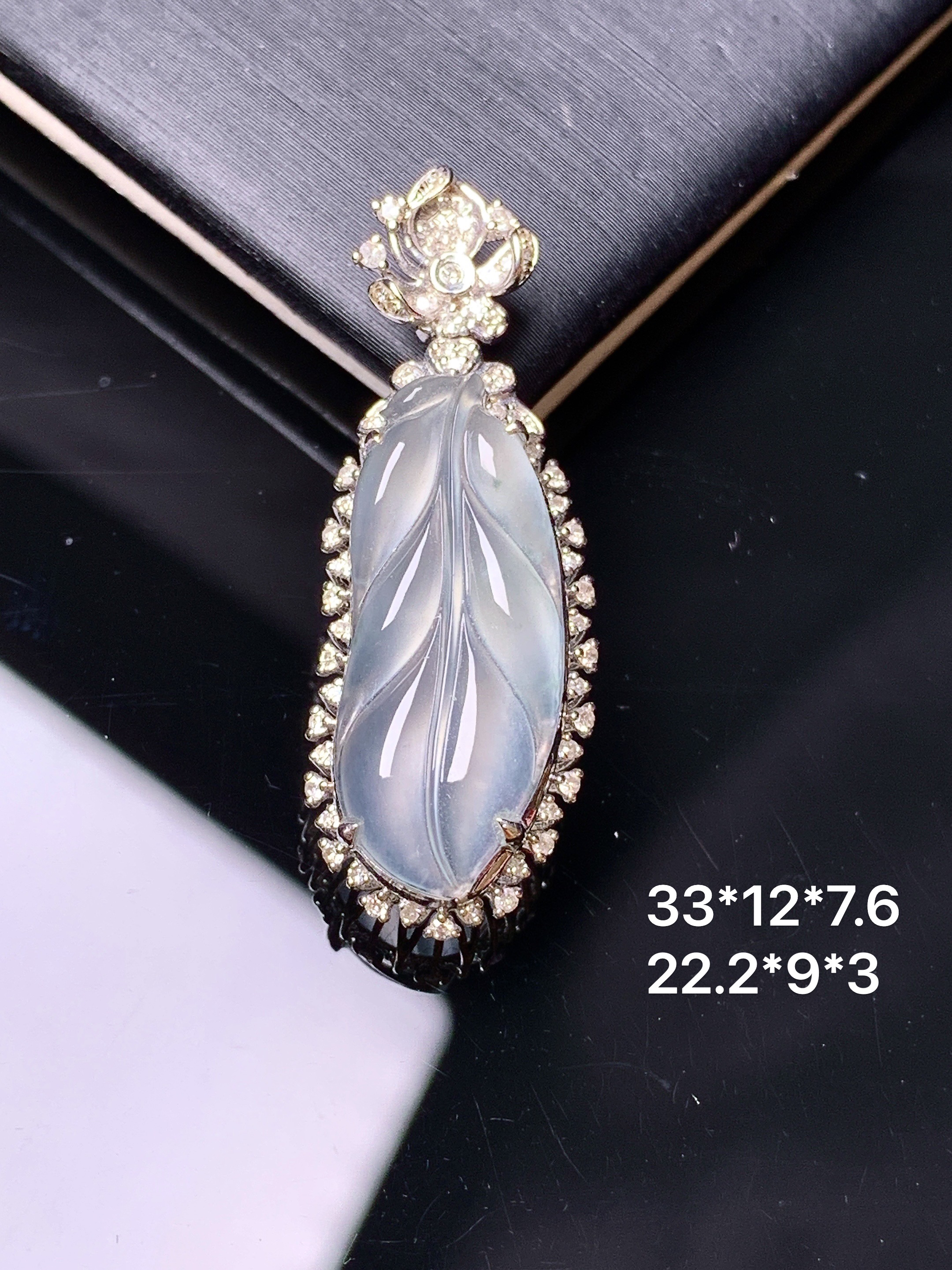 18k金钻镶嵌冰种树叶吊坠 玉质细腻 色泽艳丽 整体尺寸33*12*7.6c2