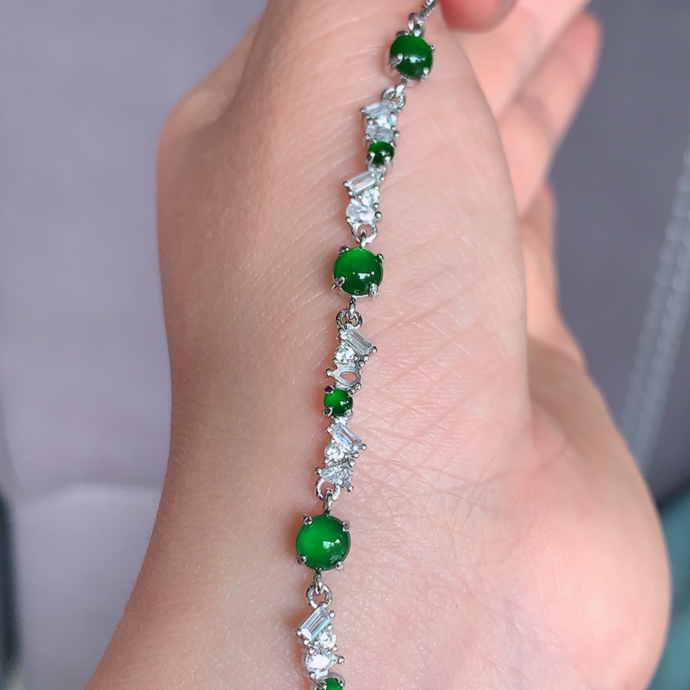 冰润翡翠满绿蛋面手链，水水润润，珠圆玉润，颜色鲜艳，妙明清净，清秀高雅，佩戴效果优雅迷人！性价比超值 W502.9  取一尺寸：5-3.5mm  裸石尺寸：4.5mm