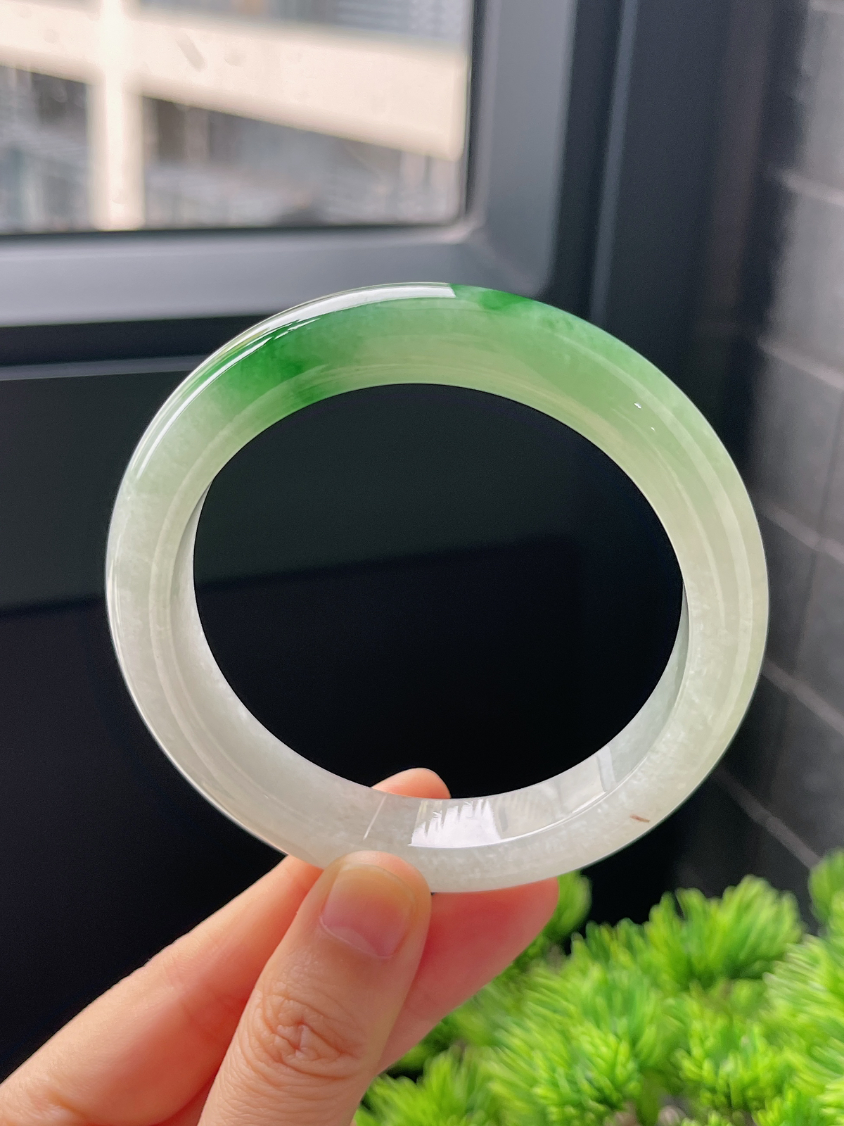 正圈60圈口，翡翠冰糯种飘绿手镯