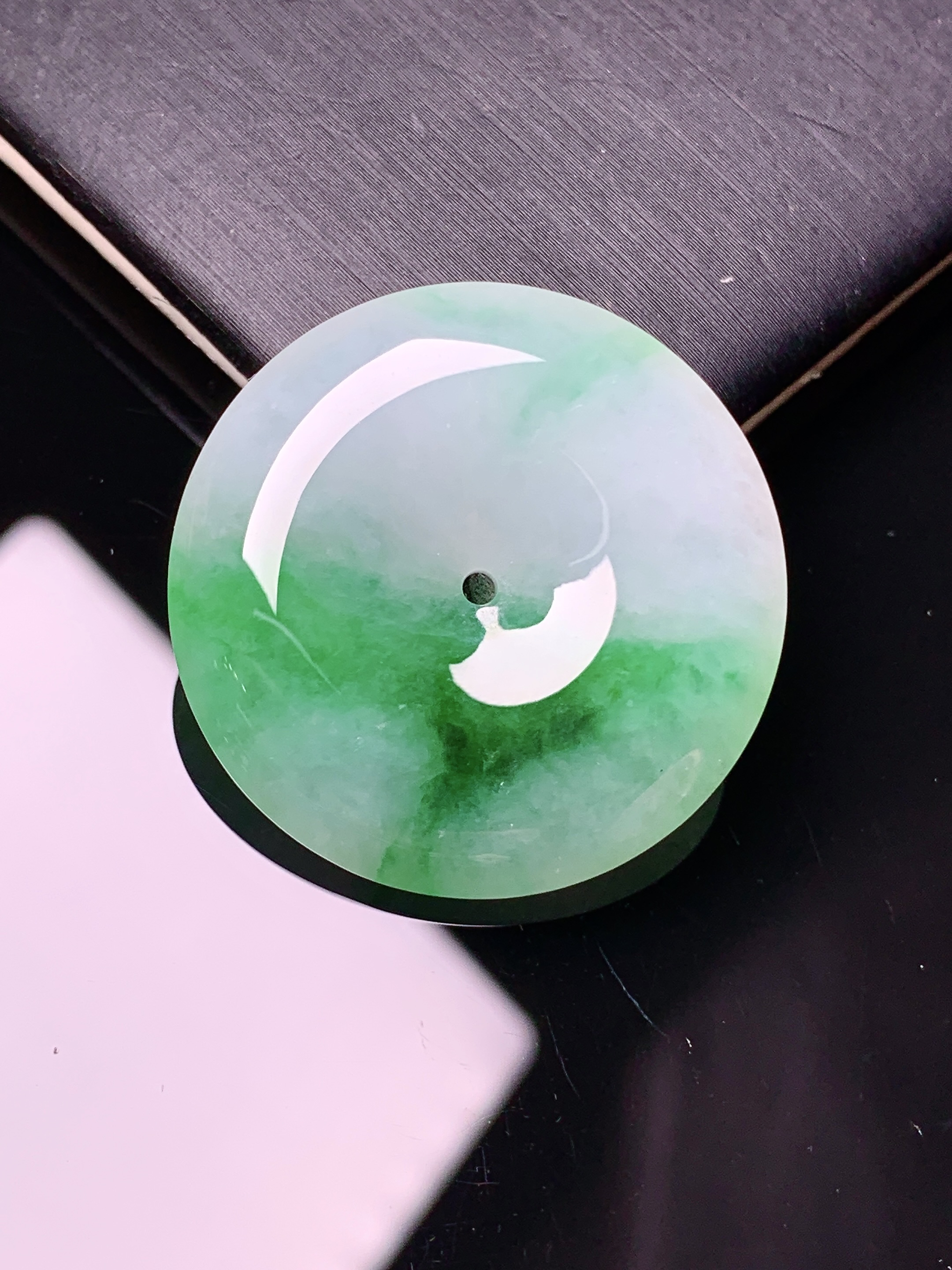 飘绿平安扣吊坠 玉质细腻 色泽艳丽 整体尺寸28.9*6.2x1