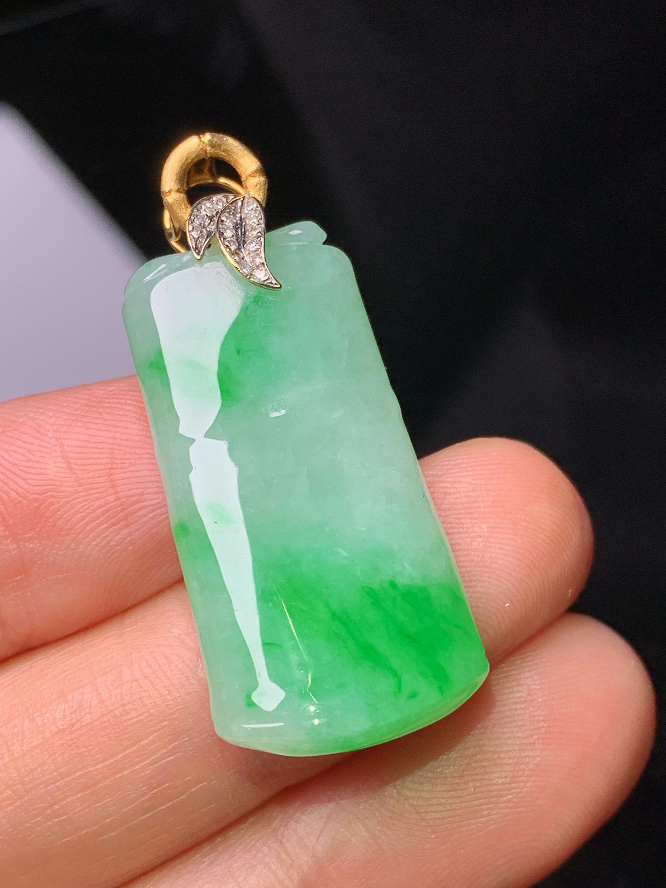 18k金钻镶嵌飘绿竹节吊坠 玉质细腻 色泽艳丽 整体尺寸36.515.3*6.2b1