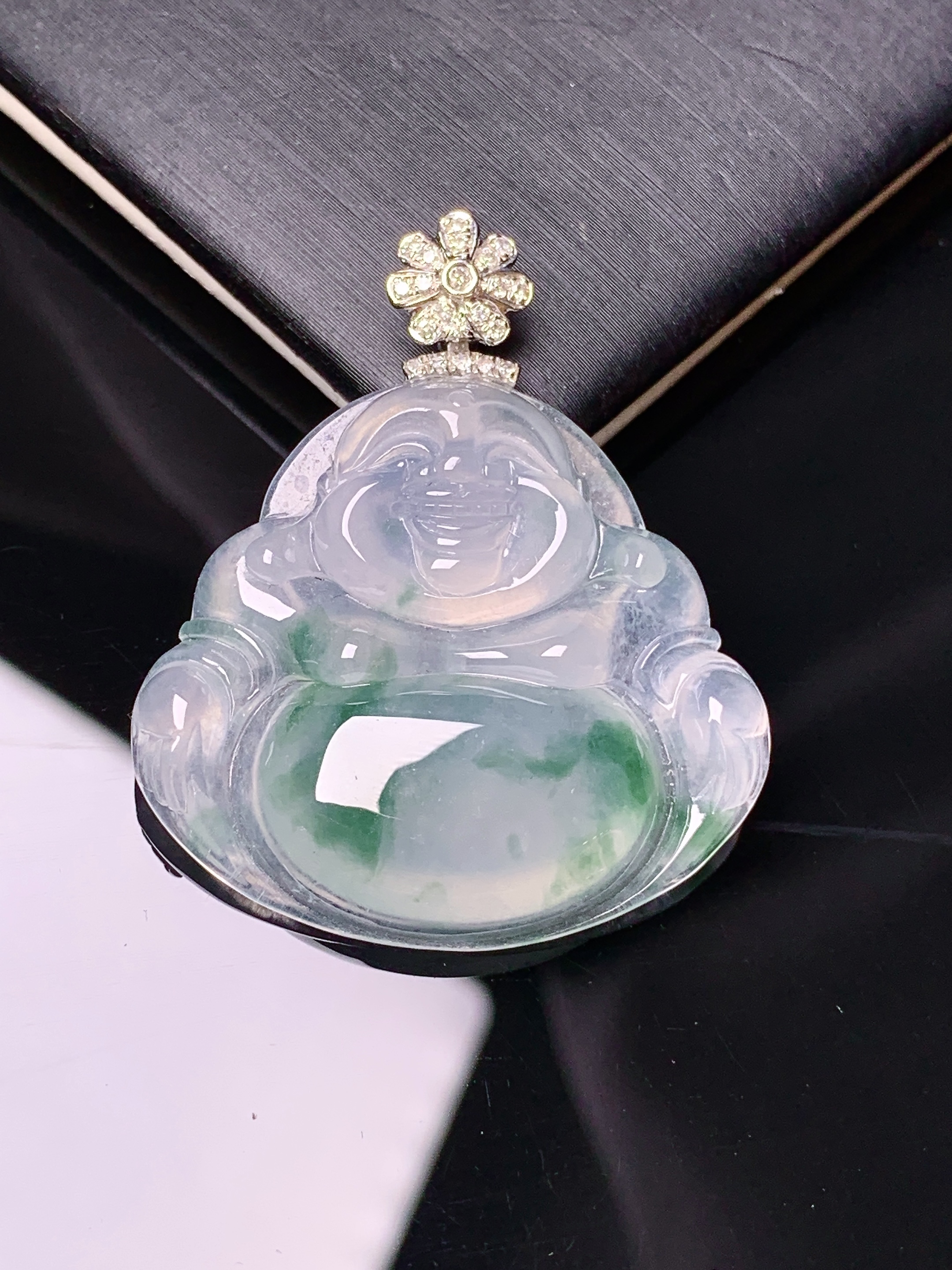 18k金钻镶嵌冰种飘绿佛公吊坠 玉质细腻 色泽艳丽 整体尺寸37*31.5*6