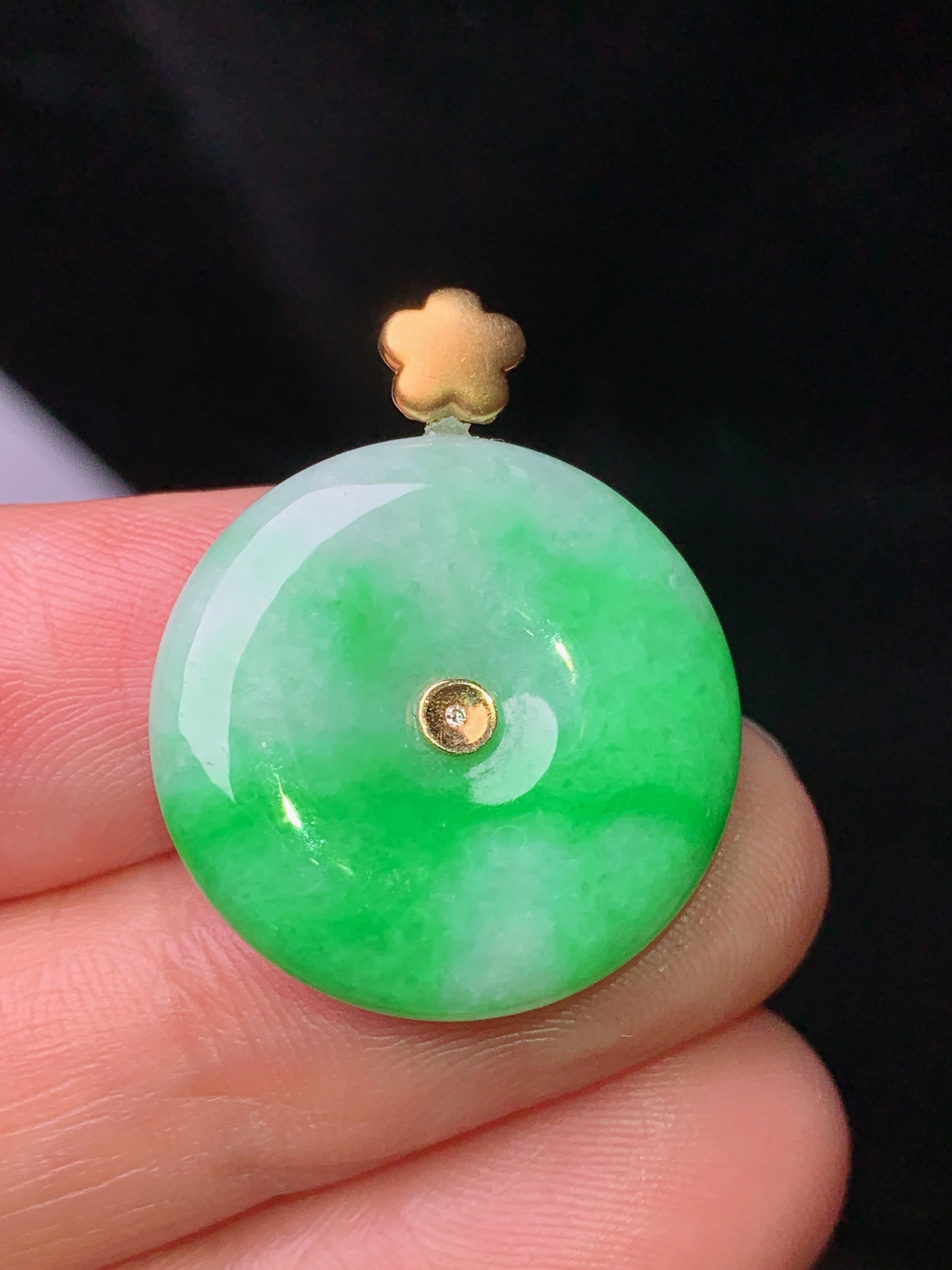18k金镶嵌翠绿平安扣吊坠 玉质细腻 色泽艳丽 整体尺寸26*20.8*4.5b1